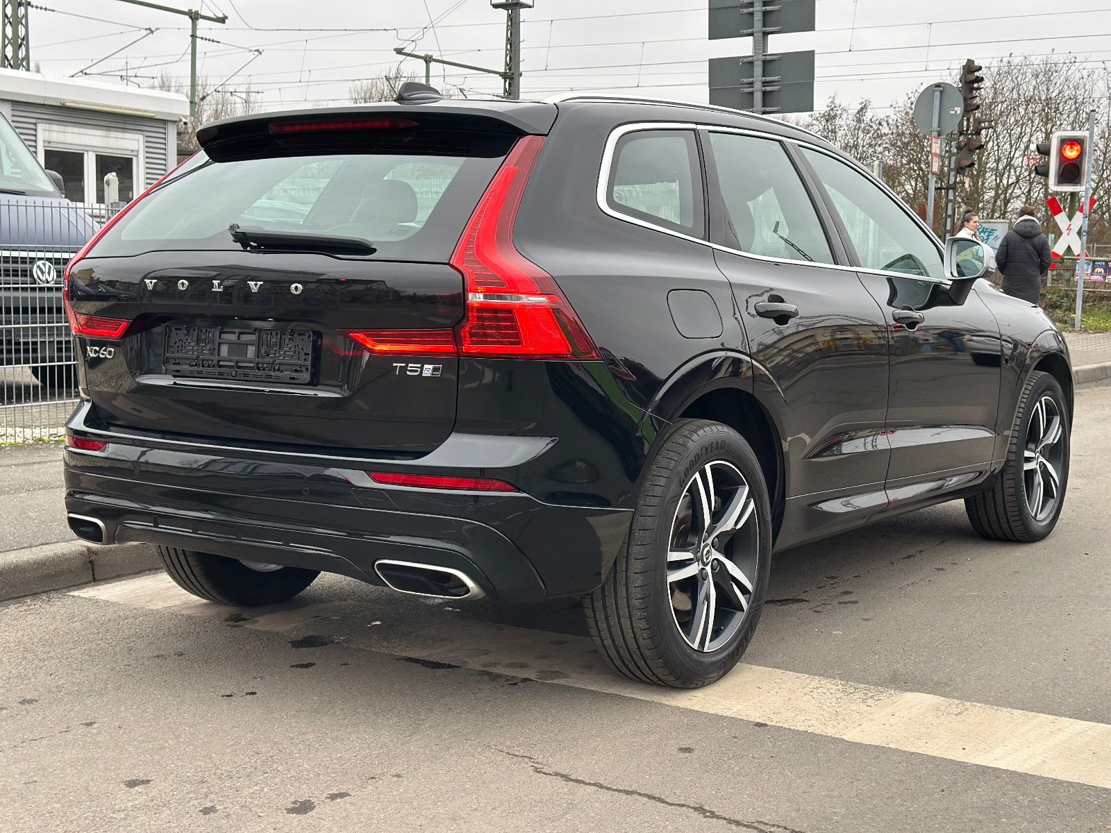 Fahrzeugabbildung Volvo XC60 T5 R DESIGN AWD*PANO+AHK+LED*