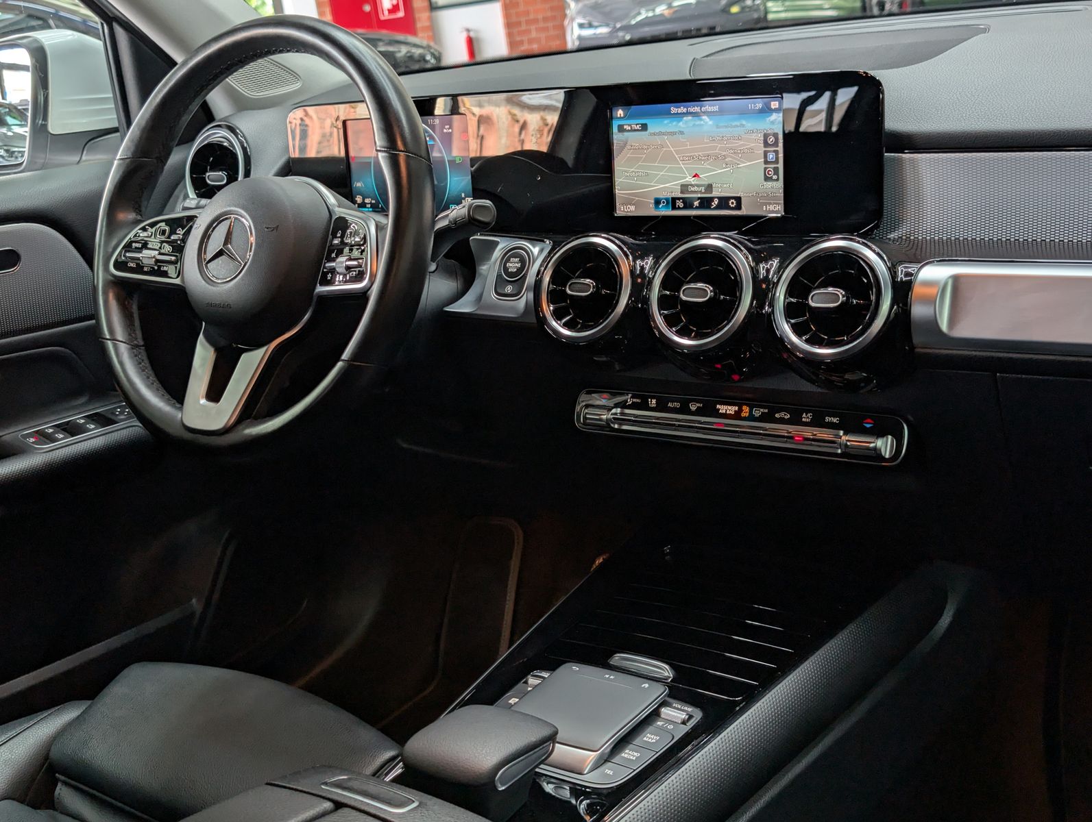 Fahrzeugabbildung Mercedes-Benz GLB 220 d MBUX LEDER VIRT APP KAM LED SHZ ALU