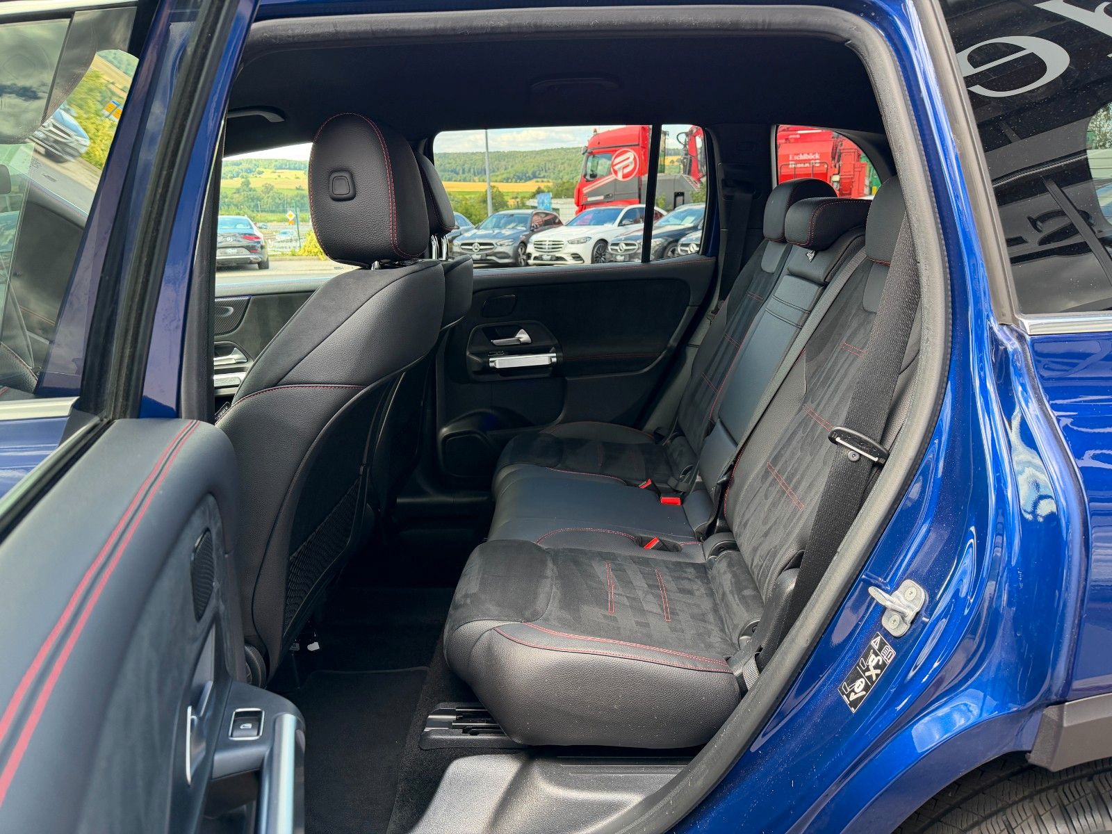 Fahrzeugabbildung Mercedes-Benz GLB 200 AMG MBUX+AMBIENTE+R-Kamera+Carbon+ALARM