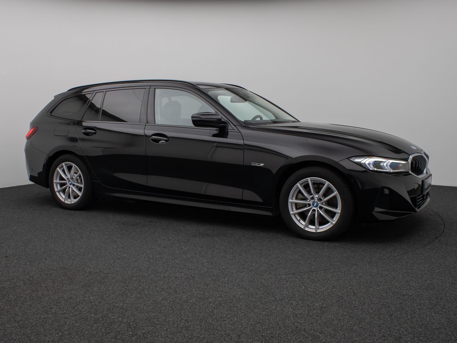 Fahrzeugabbildung BMW 320e Kamera HUD DAB H/K AHK Stop&Go Sport LED