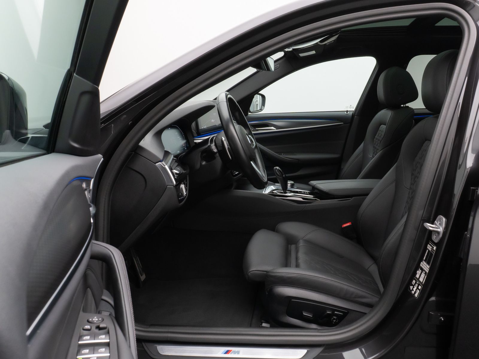 Fahrzeugabbildung BMW 520d xD M Sport Panorama Kamera DAB AHK Alarm