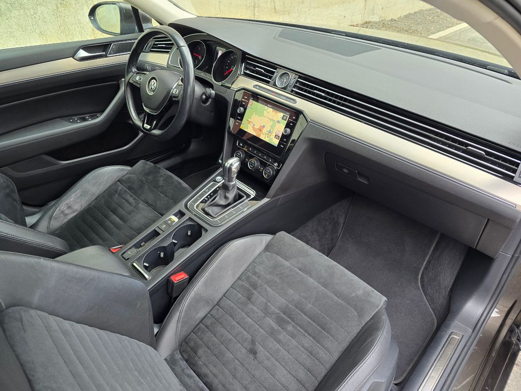 VW Passat Variant R-Line 2.0TDI 150PS DSG Pano DAB VW Passat Variant R-Line 2.0TDI 150PS DSG Pano DAB
