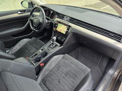 VW Passat Variant R-Line 2.0TDI 150PS DSG Pano DAB VW Passat Variant R-Line 2.0TDI 150PS DSG Pano DAB
