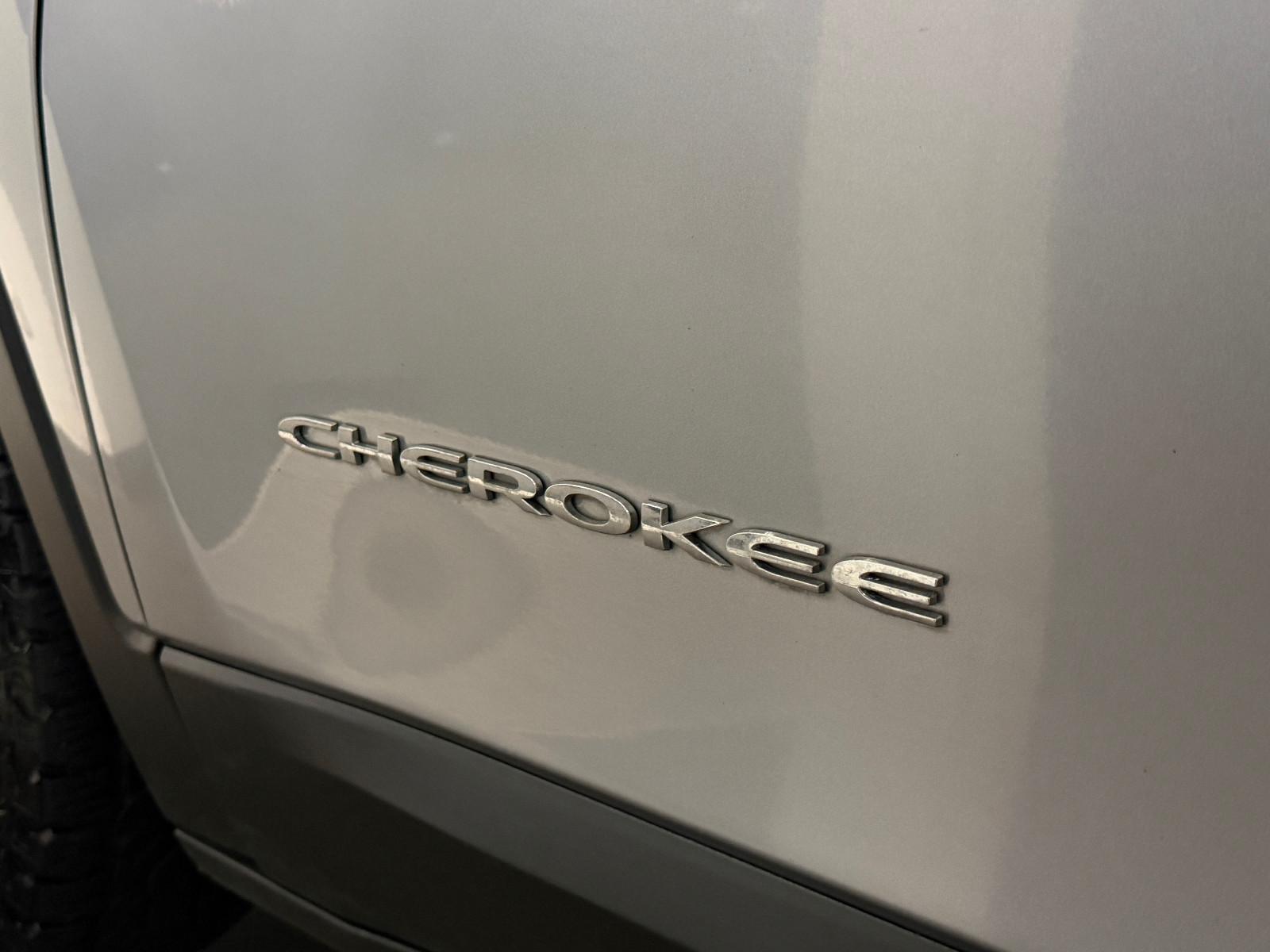 JEEP CHEROKEE 2.0 M-JET 170ch LIMITED 4WD BVA Toit pano Sièges chauffants cuir Historique présent