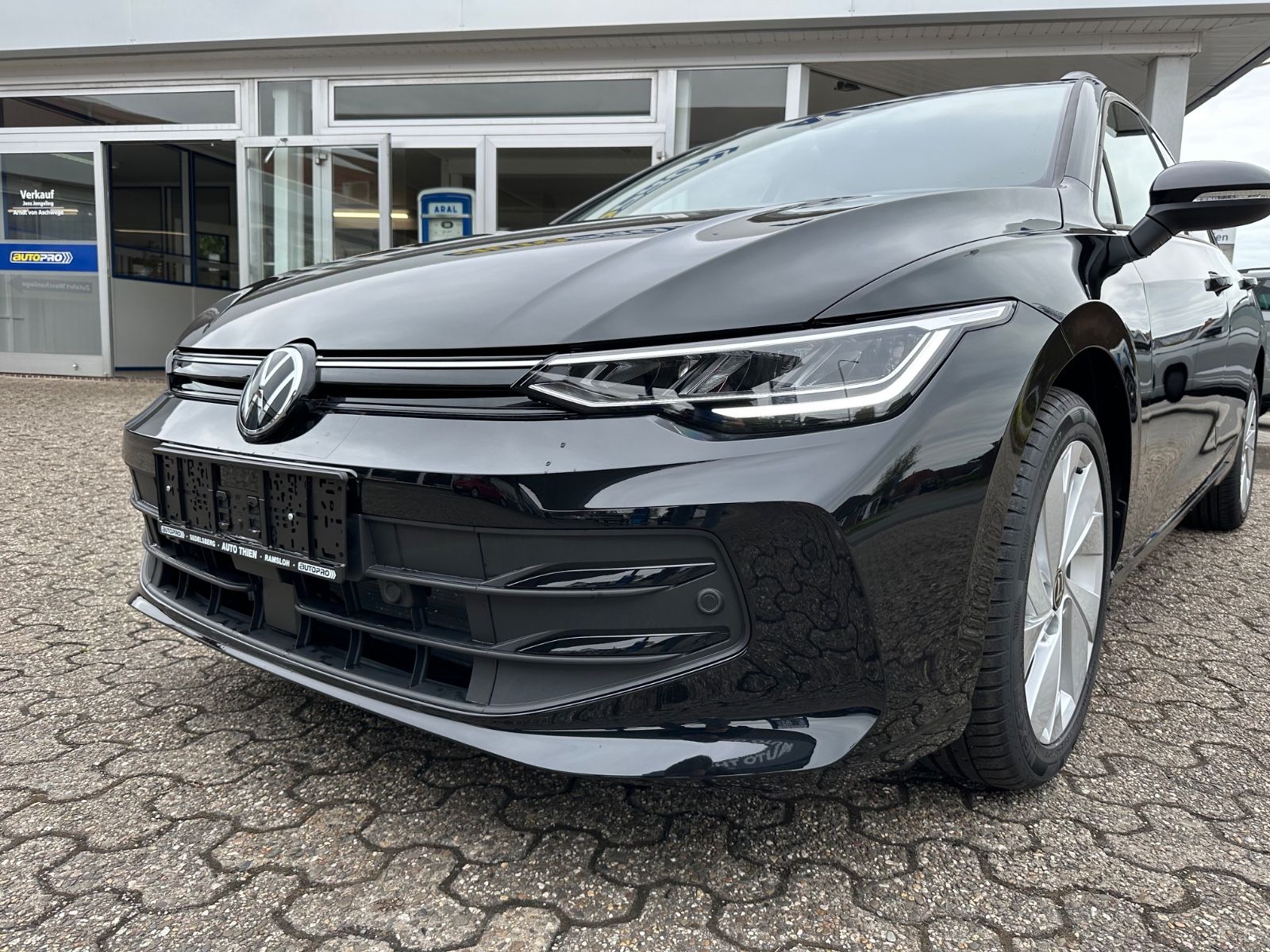 Fahrzeugabbildung Volkswagen Golf VIII Variant 1.5 TSI Life Navi/ACC/LED/Shzg