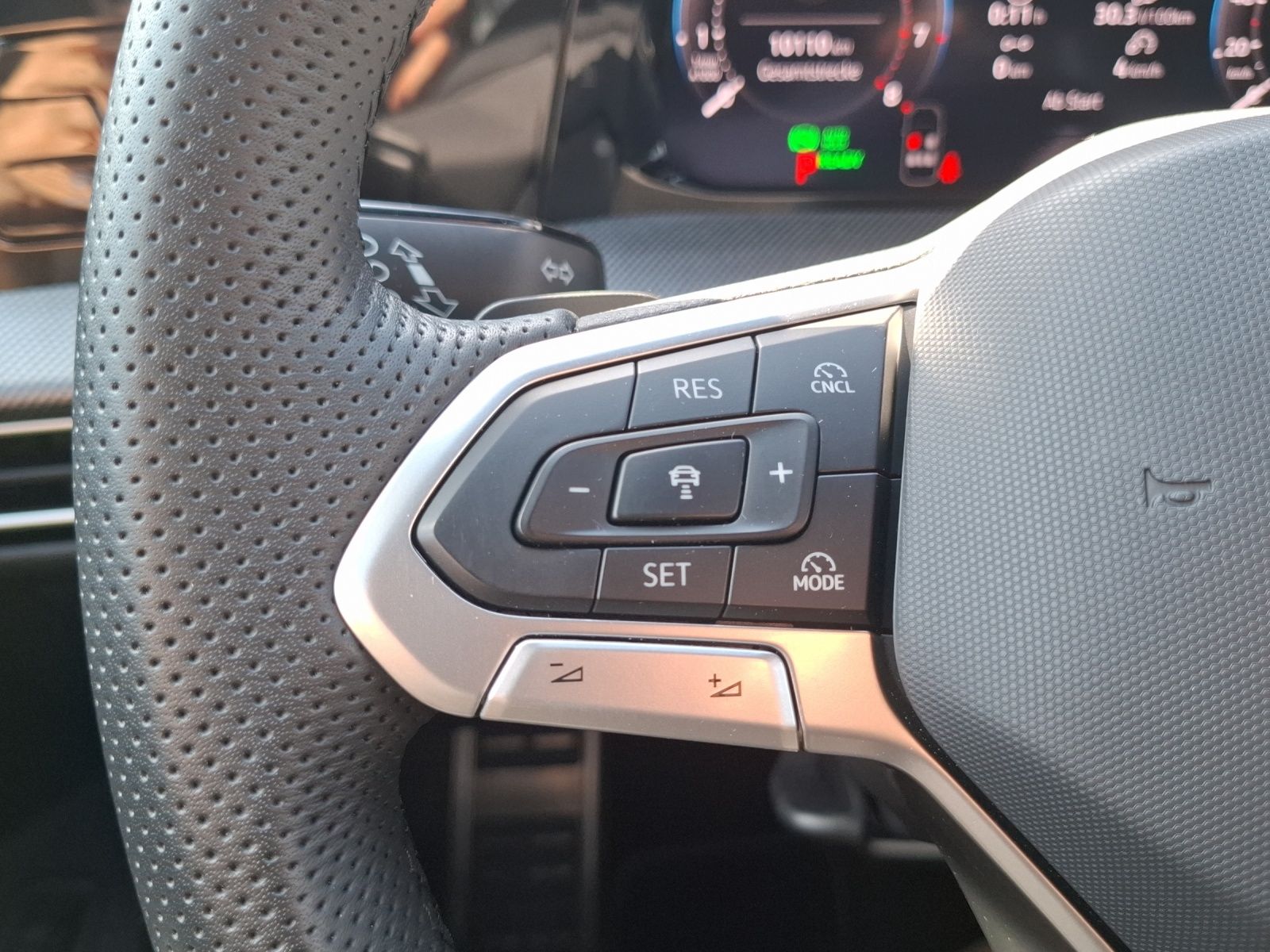 Fahrzeugabbildung Volkswagen Golf VIII Variant eTSI R-Line DSG LED Navi AID A