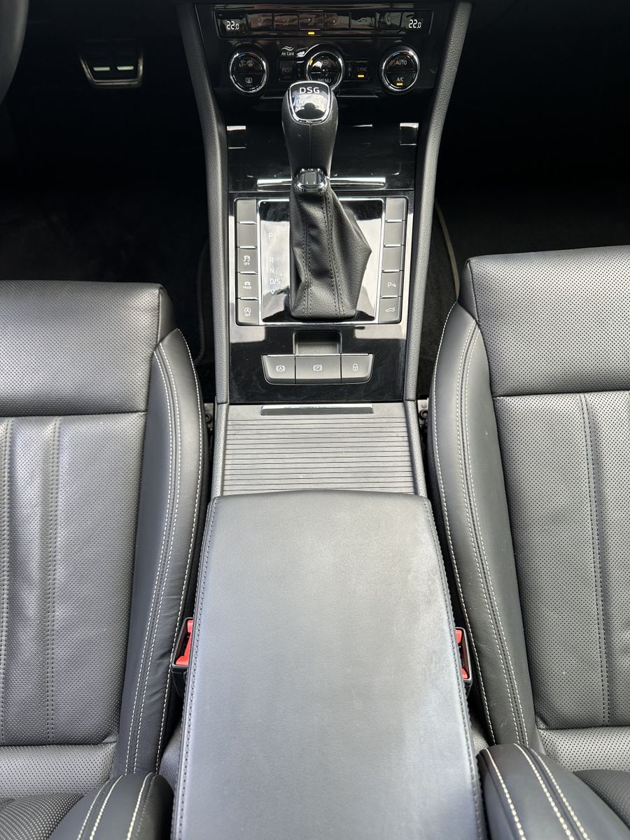 Fahrzeugabbildung SKODA Superb Combi 2.0 TDI DSG L&K NAV+LED+AHK+PANO+SH