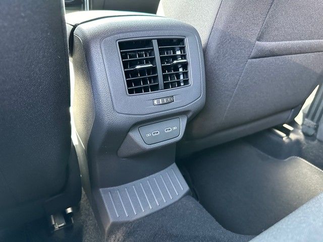 Fahrzeugabbildung Volkswagen T-Roc 1.5TSI DSG R-Line LED+SHZ+GJR+NAV+APP
