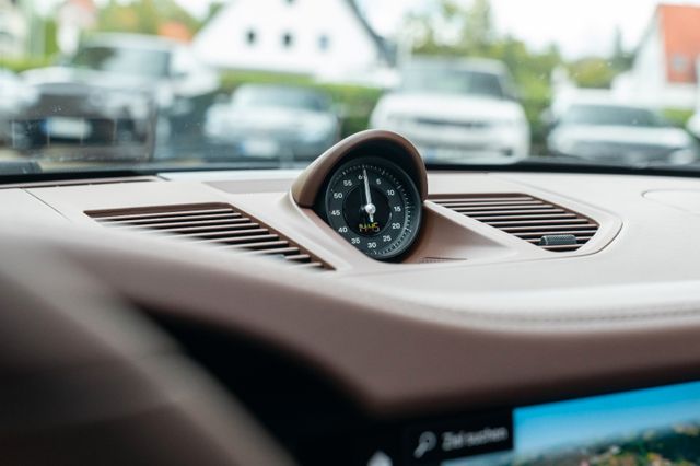 Porsche 992.2 Carrera 4 GTS / COUPE / 18 WEGE / LED Porsche 992.2 Carrera 4 GTS / COUPE / 18 WEGE / LED