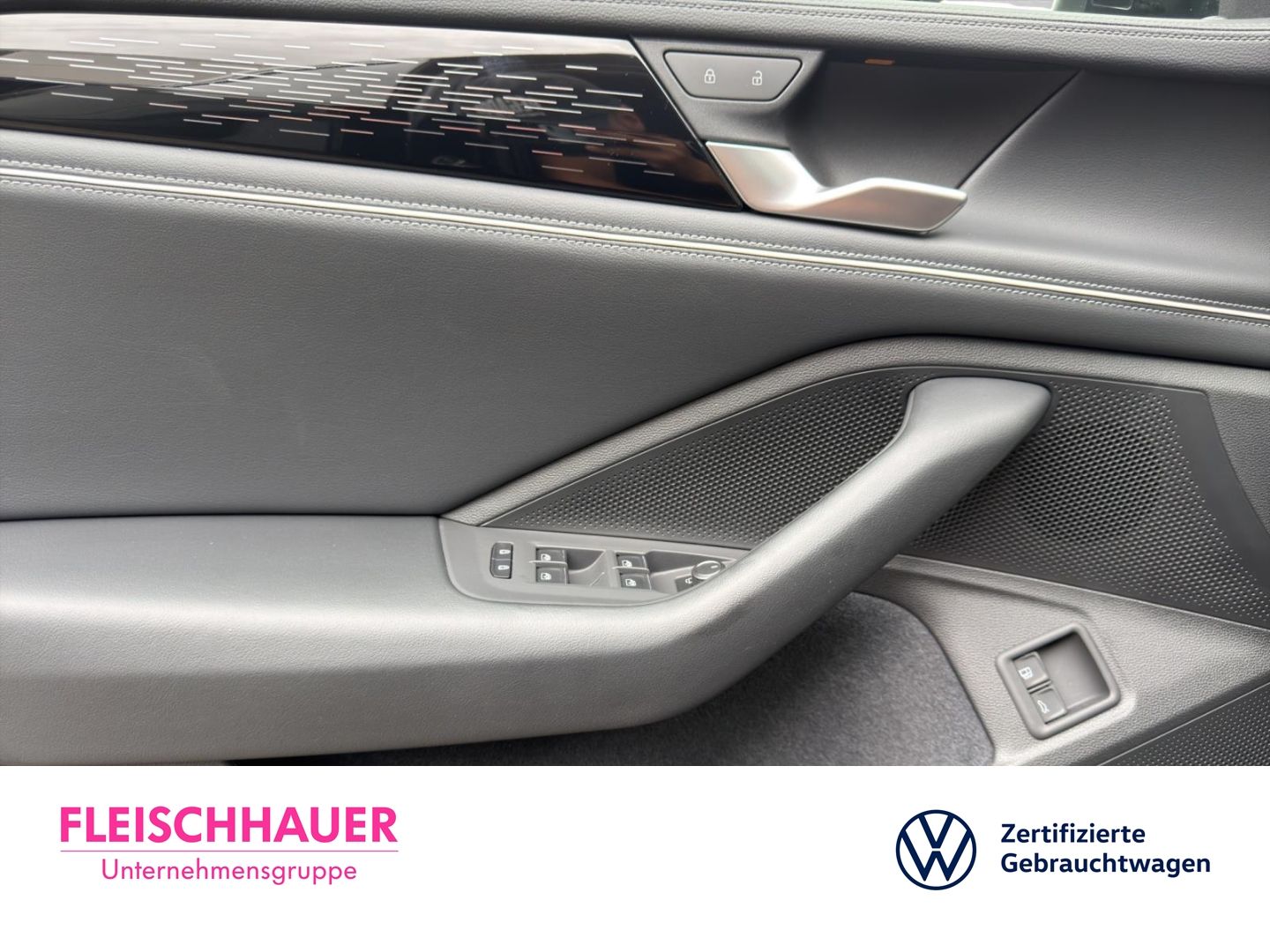 Volkswagen Passat Variant 1.5 TSI eHybrid Business AHK Head foto 11