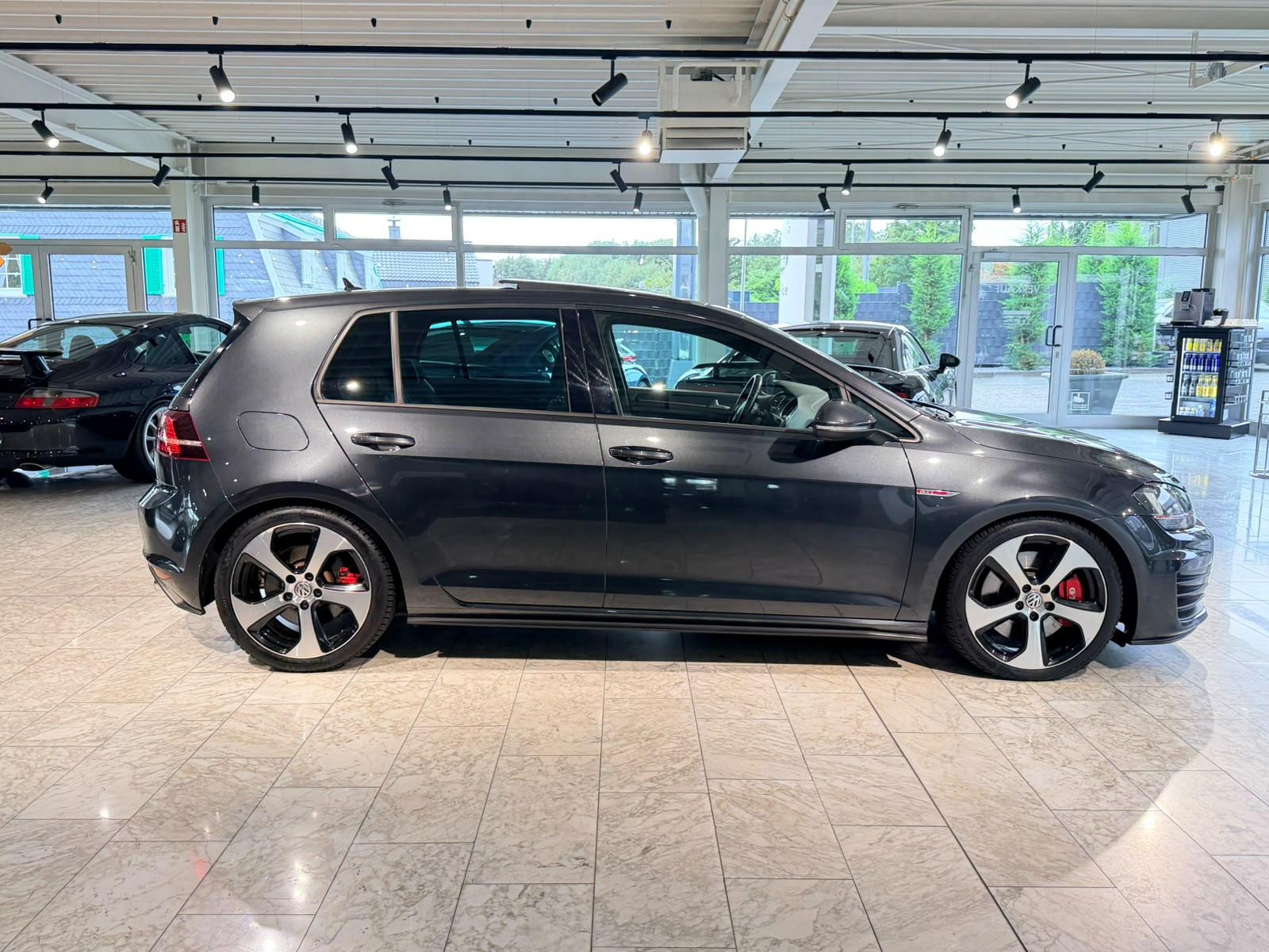 VOLKSWAGEN GOLF VII GTI PERFORMANCE 2.0 TSI 230ch BVA DSG Toit ouvrant pano Sièges chauffants sport Historique présent