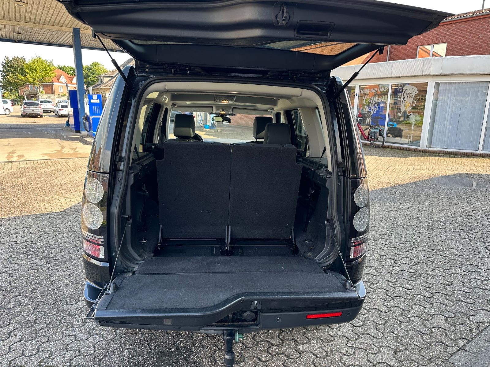 Fahrzeugabbildung Land Rover Discovery 4 3.0 SDV6 Landmark AHK/Leder/Meridian