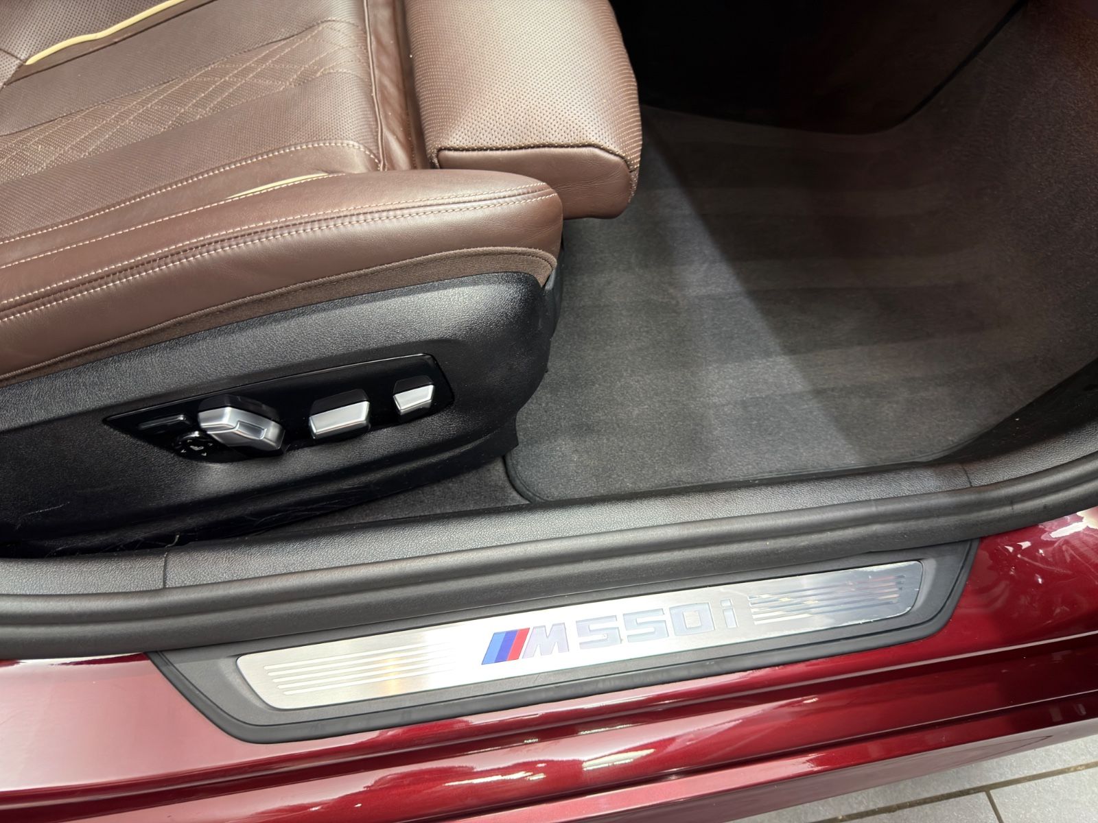 Fahrzeugabbildung BMW M550 i xDrive Limousine|INDIVIDUAL|LASER|H&K|HuD
