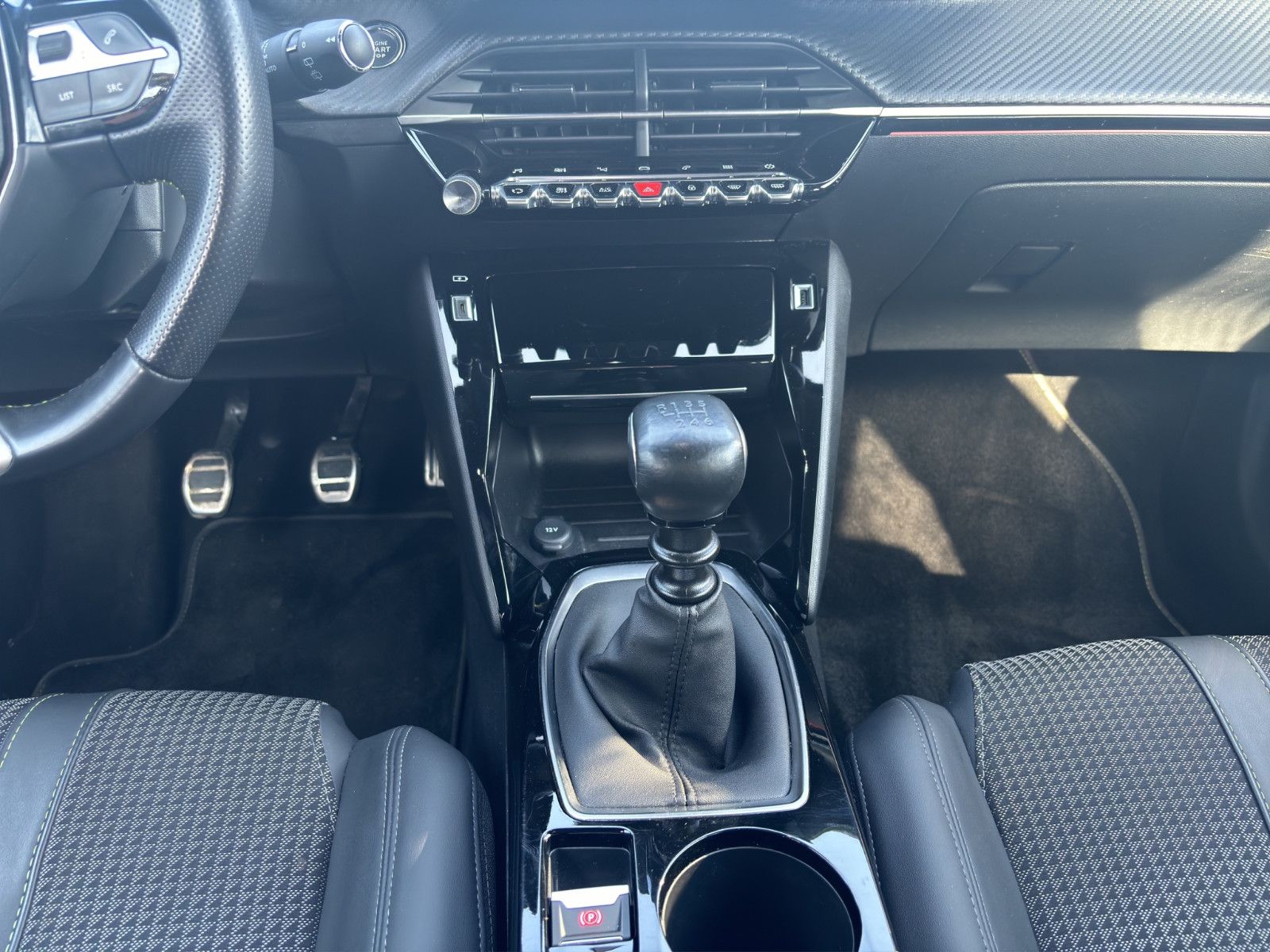 Fahrzeugabbildung Peugeot 2008 GT*ACC*Kamera*LED*Ambiente*Navi*