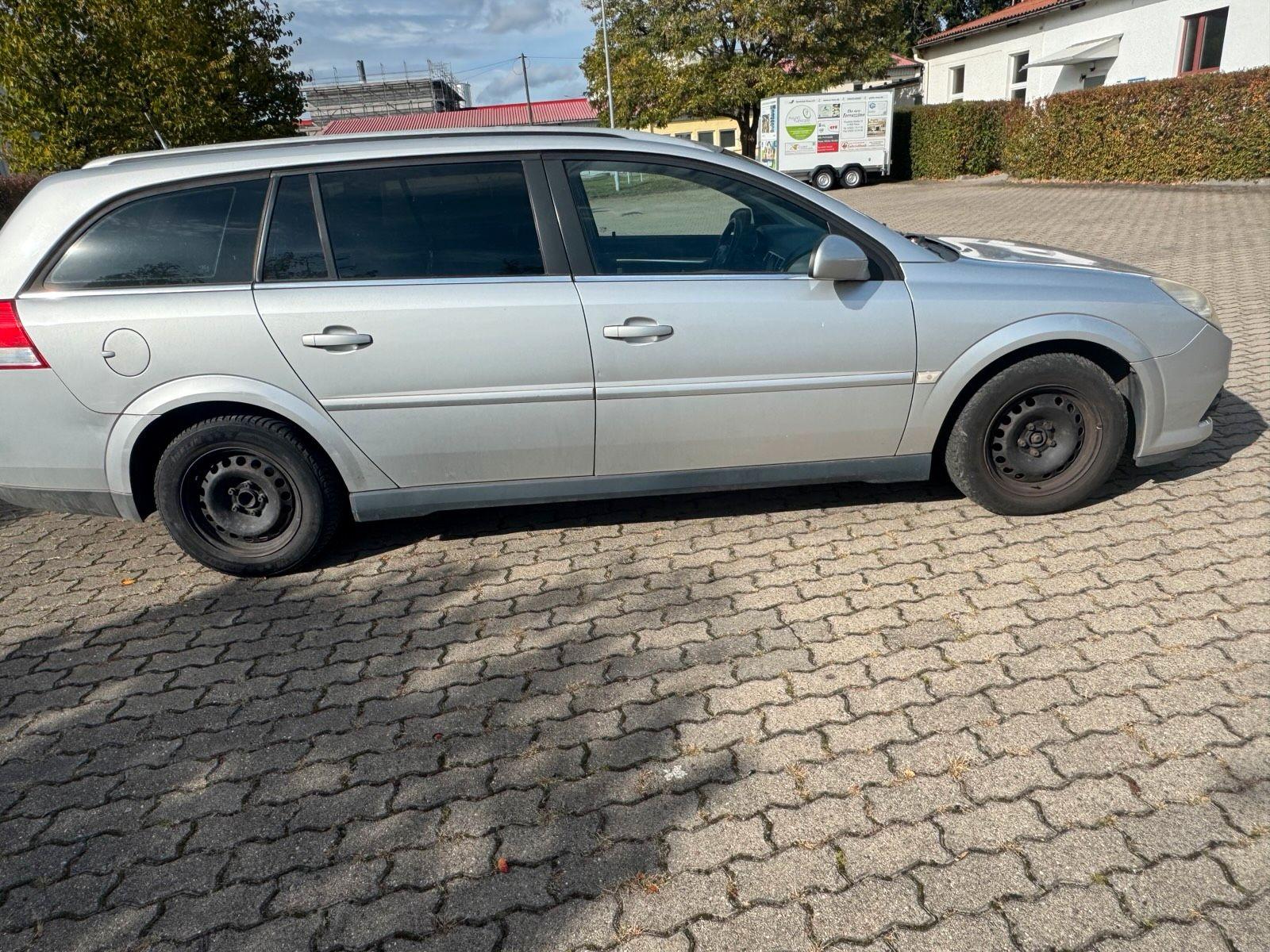 Opel Vectra 2005 — rear view