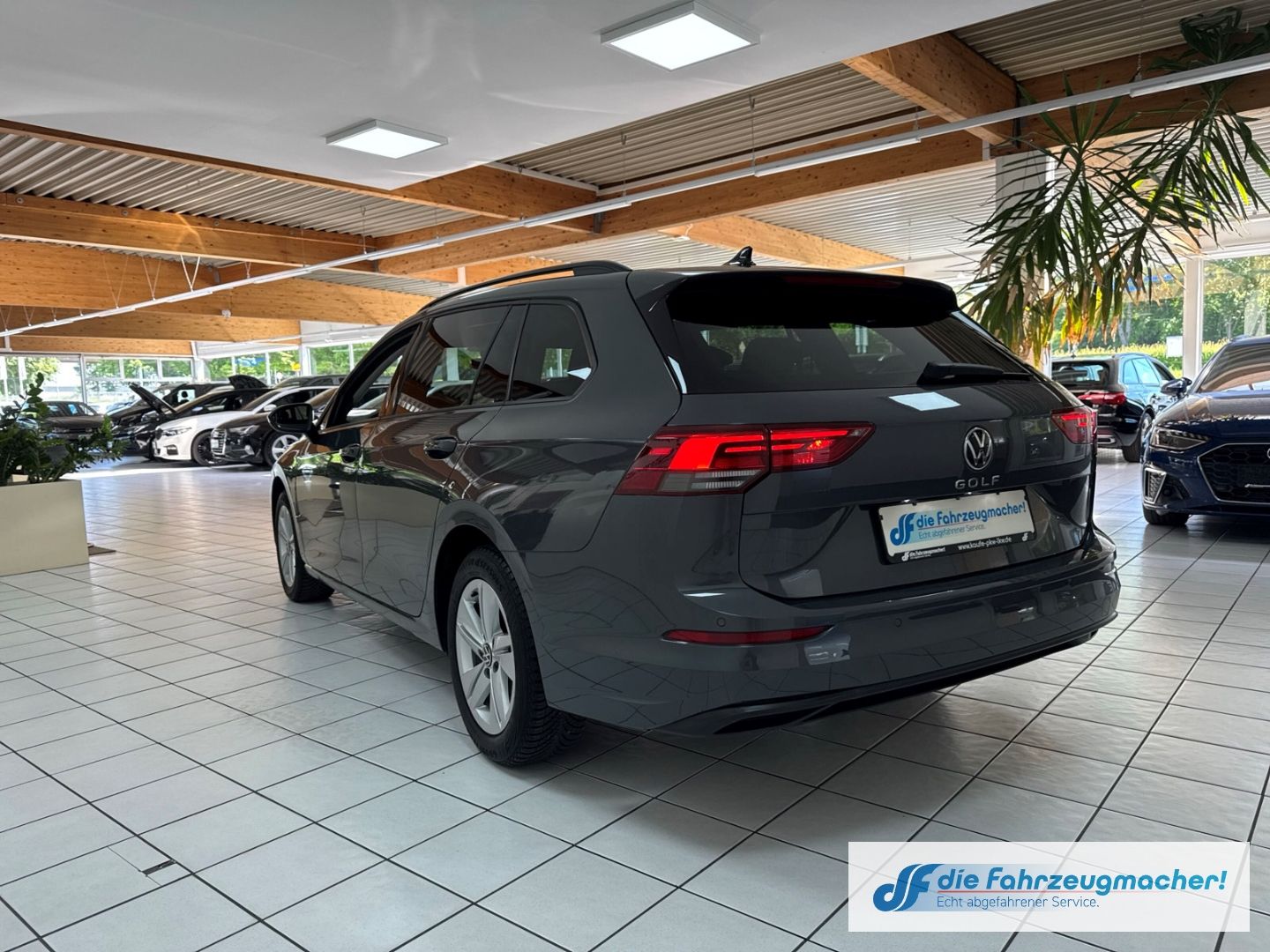 Fahrzeugabbildung Volkswagen Golf VIII Variant Life 2.0 TDI EU6d AHK-klappbar