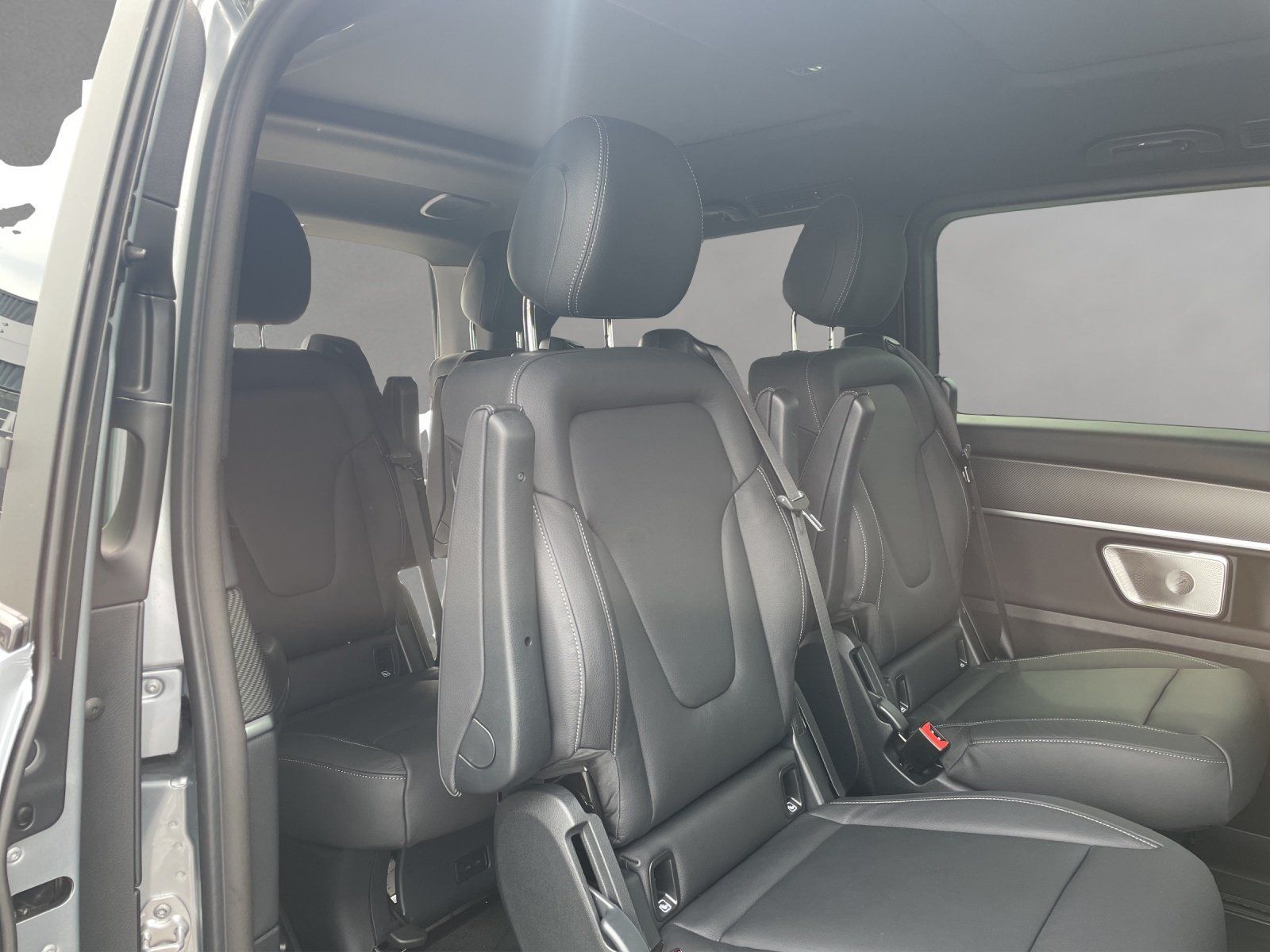Fahrzeugabbildung Mercedes-Benz V 300 d 4MATIC AVANTGARDE MBUX Burmester Pano