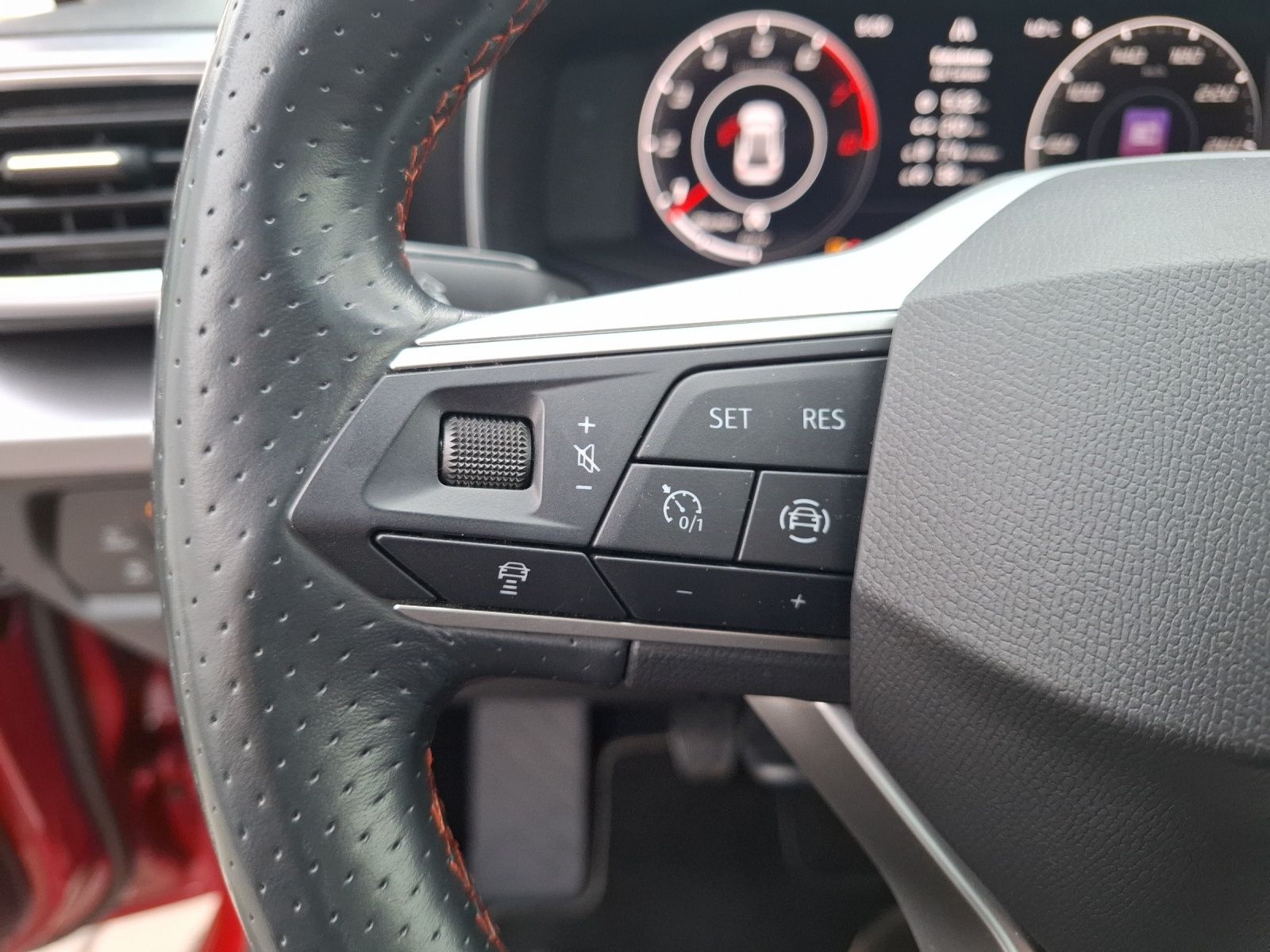 Fahrzeugabbildung SEAT Leon TSI FR LED Navi AID Beats ACC RFK SH 18"