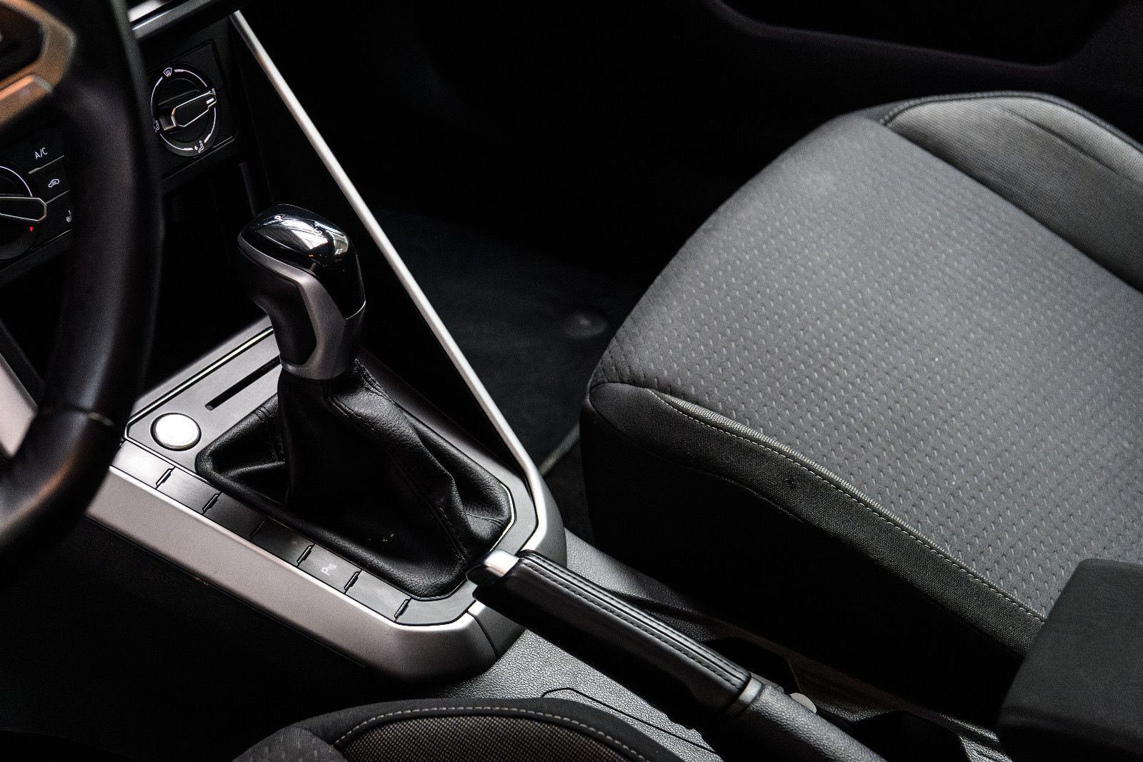 Fahrzeugabbildung Volkswagen Polo VI Life+LED+SHZ+NAVI+GJR+KEYLESS+DAB+AUTOMA