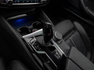 Fahrzeugabbildung BMW 530d Tour Luxury Line AHK Pano H/K Kamera DAB