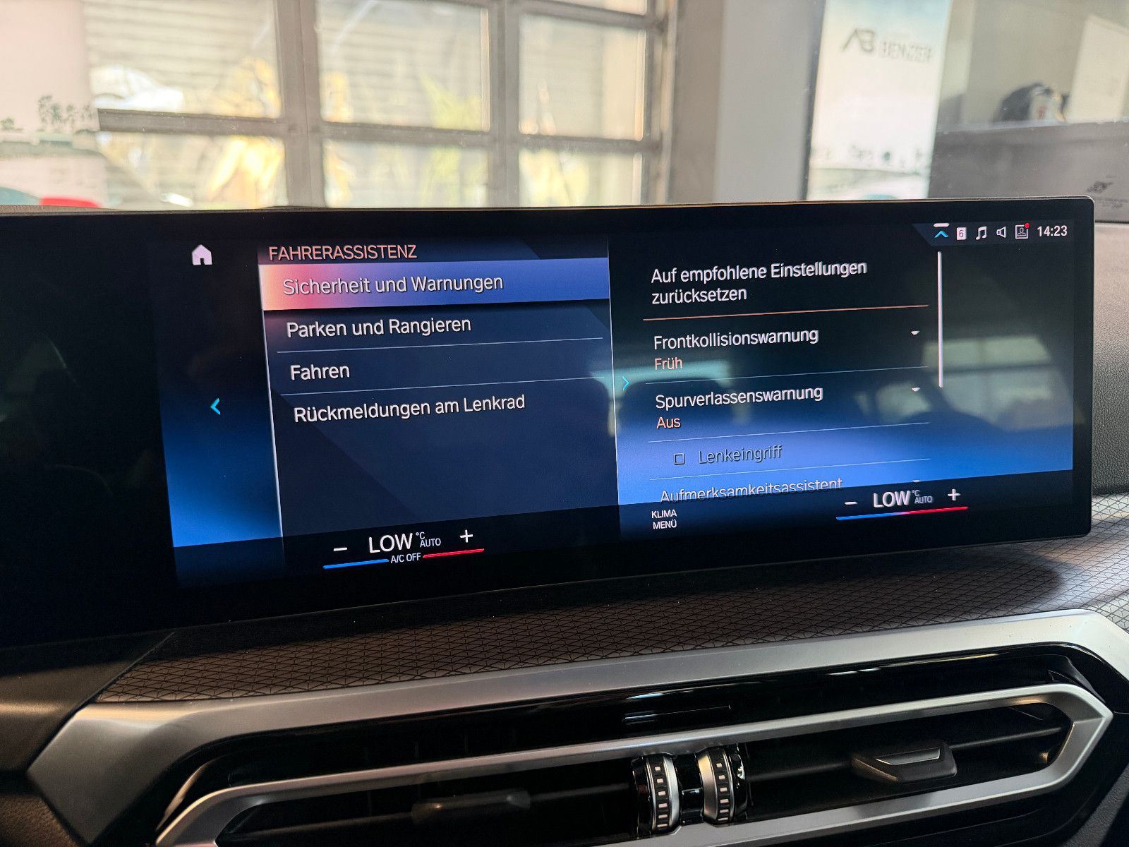 Fahrzeugabbildung BMW 320 d M Sport/M-PAKET/LED/SHADOW-LINE/AMBIENTE