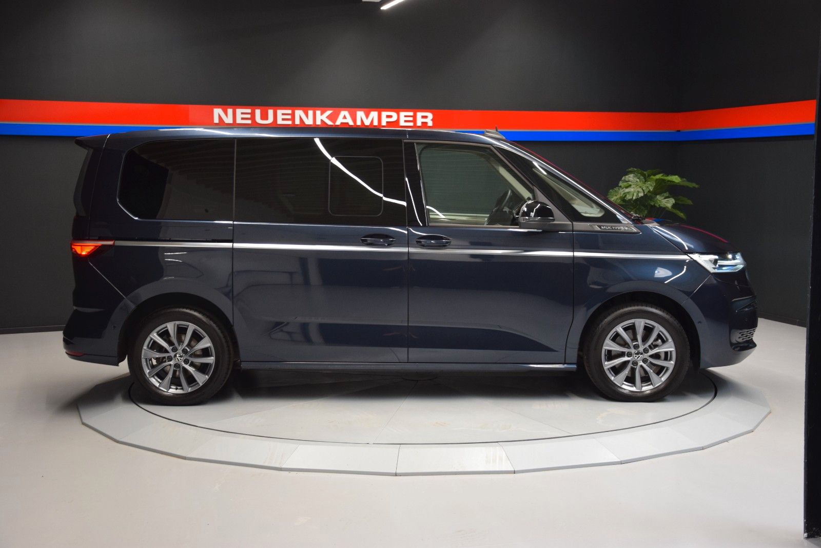 Fahrzeugabbildung Volkswagen T7 Multivan Pano ACC Keyless 3-Zonen Standheiz