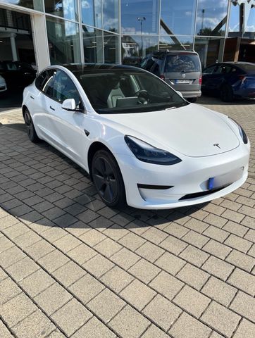 Tesla Model 3 SR+ in Weiß