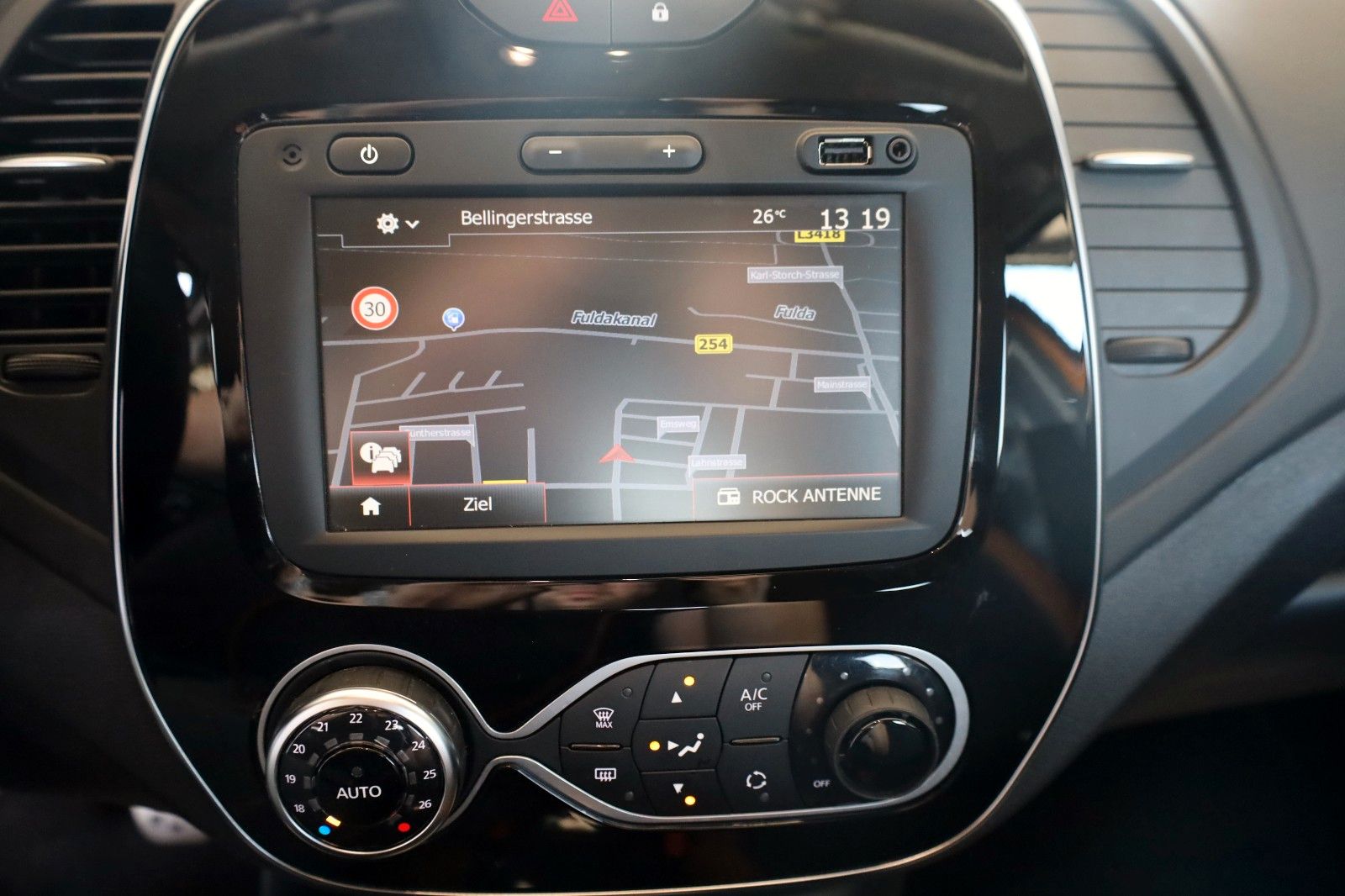 Fahrzeugabbildung Renault Captur Collection Navi,SH,PDC,Kamera
