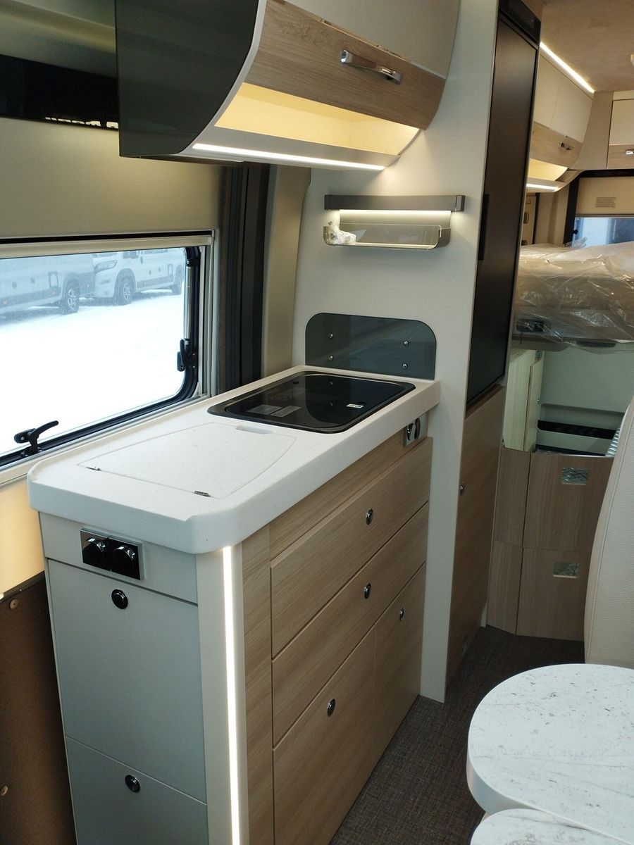 Fahrzeugabbildung Eura Mobil Van V 635 HB Captain-Chair-Sitze, Skyroof, RFK