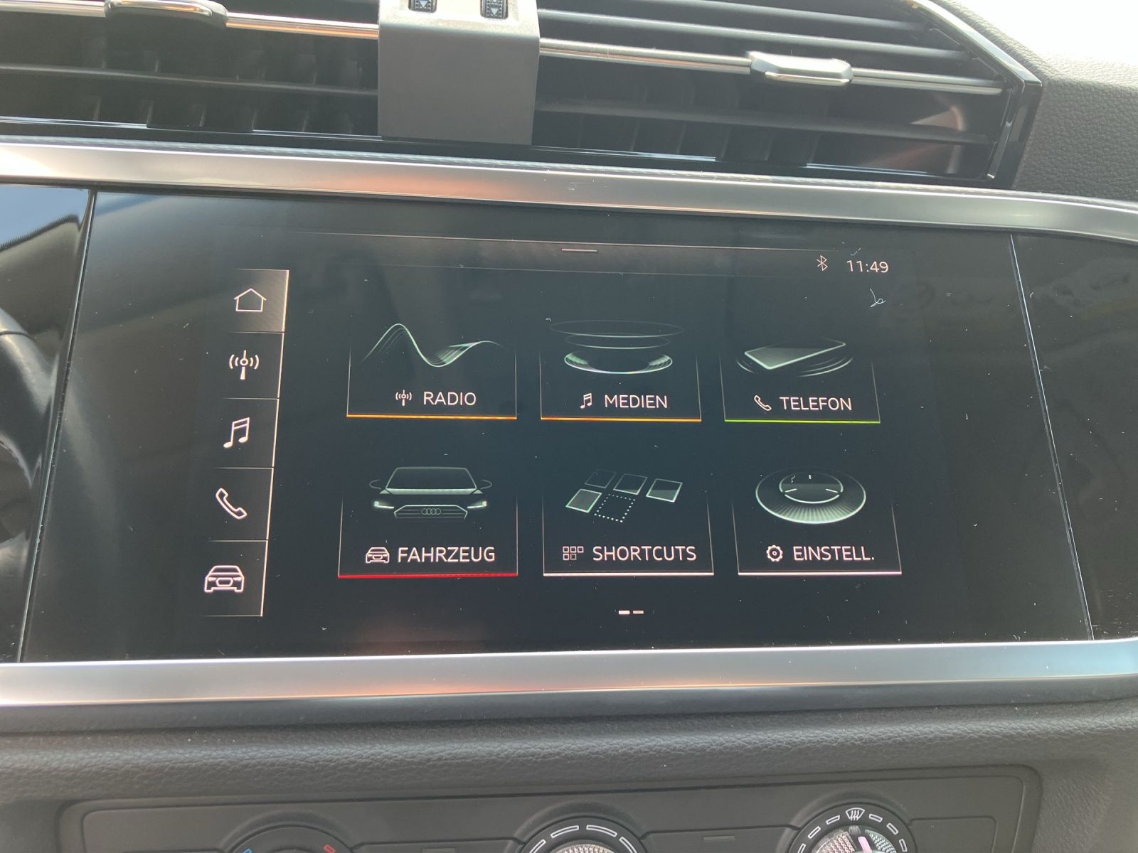 Fahrzeugabbildung Audi Q3 40 TFSI quattro S-tronic LED 18" AVC SHZ