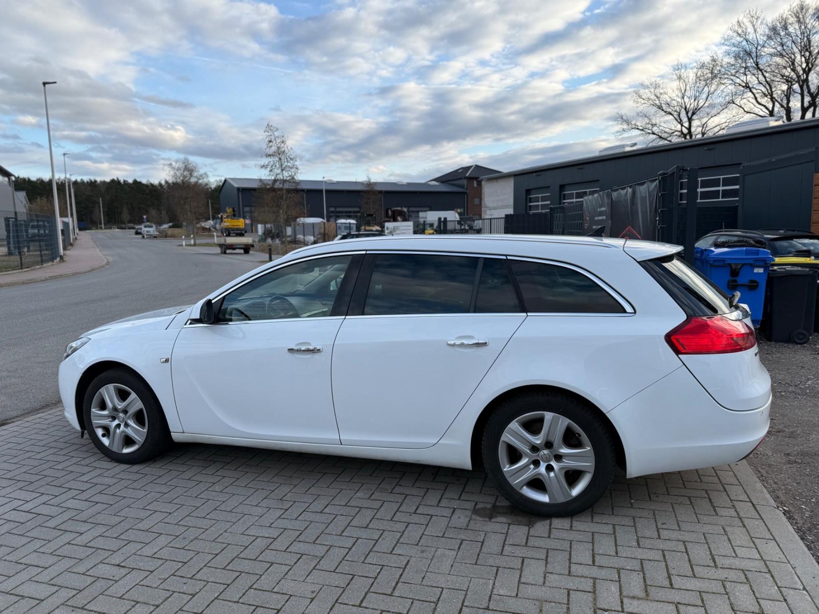 Opel Insignia 2011 — interior