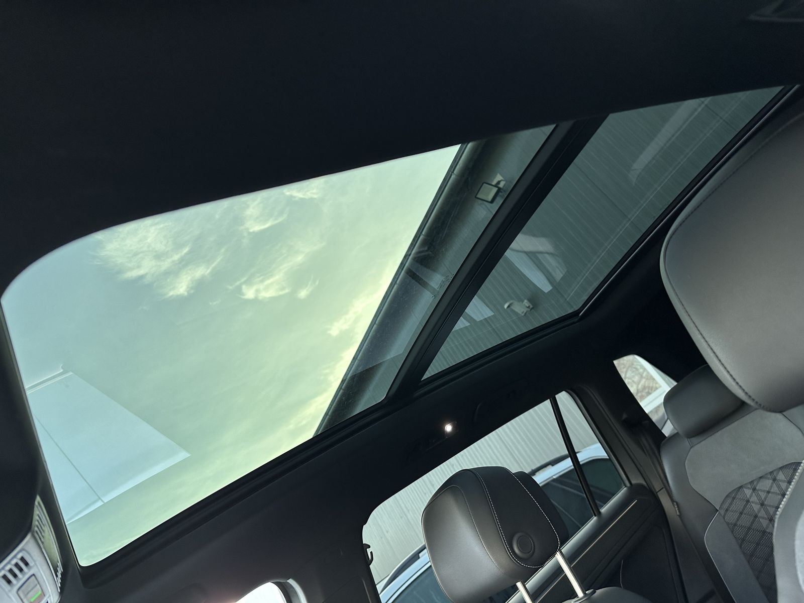 Fahrzeugabbildung Volkswagen Tiguan Allspace 2.0 TSI 4M DSG R-Line NAV+LED+VC