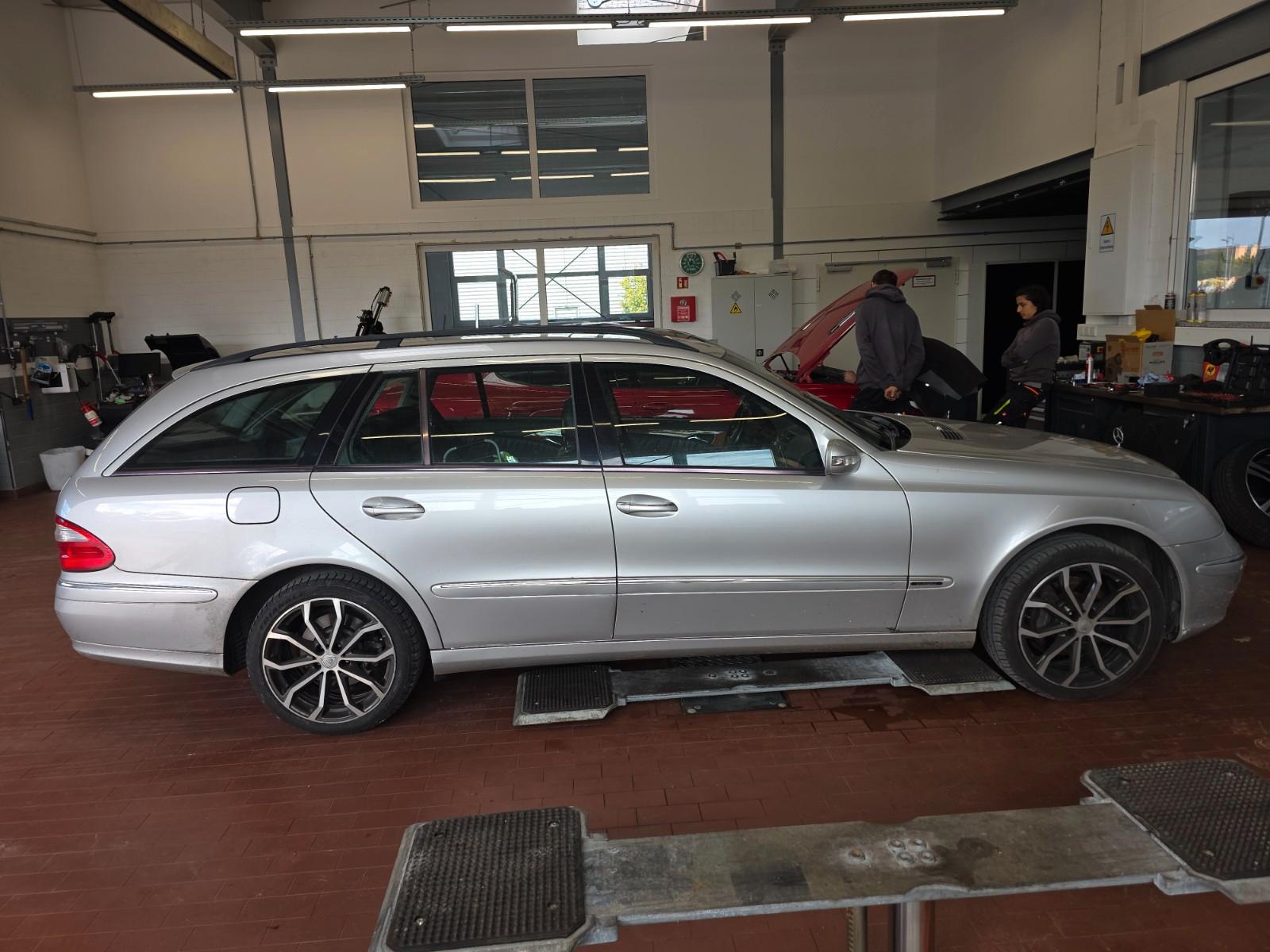 Mercedes-Benz E320 2004 — салон