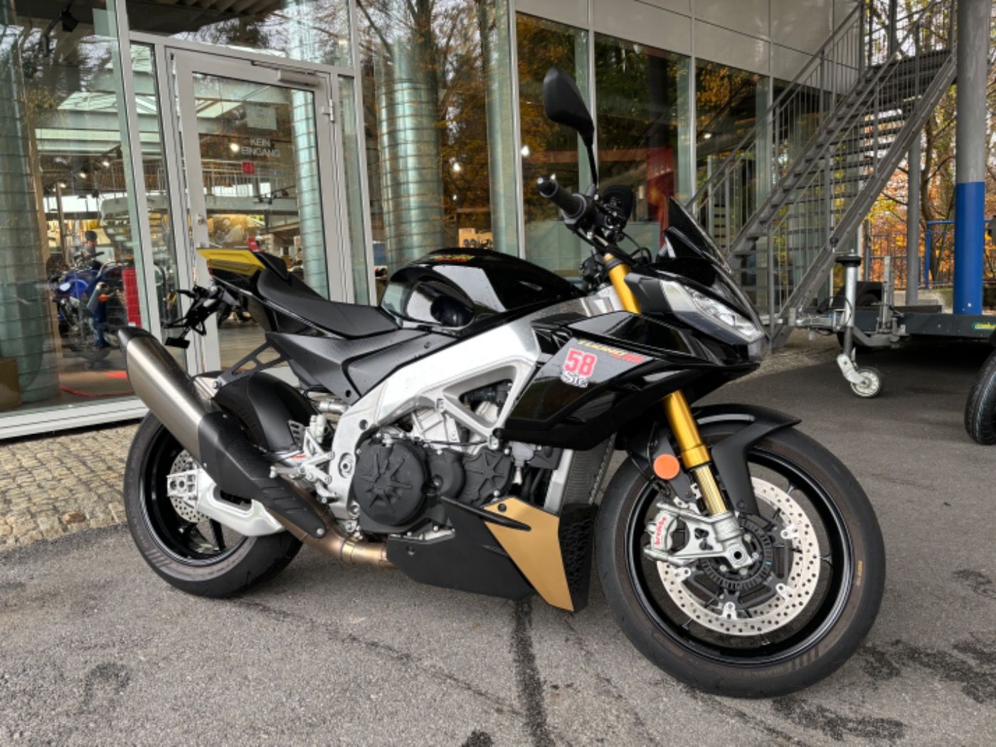 Fahrzeugabbildung Aprilia Tuono V4 Factory 1100 Ultra Dark aus 1. Hand