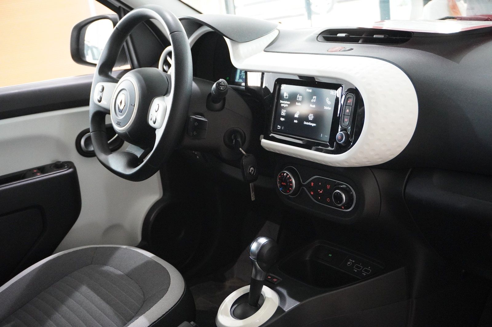 Fahrzeugabbildung Renault Twingo Equilibre Electric 22KWH NAVI/LED/DAB+