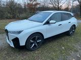 BMW iX xDrive40 - M Sport Laser AHK HUD 360° - gebrauchte BMW iX aus dem Jahr 2024
