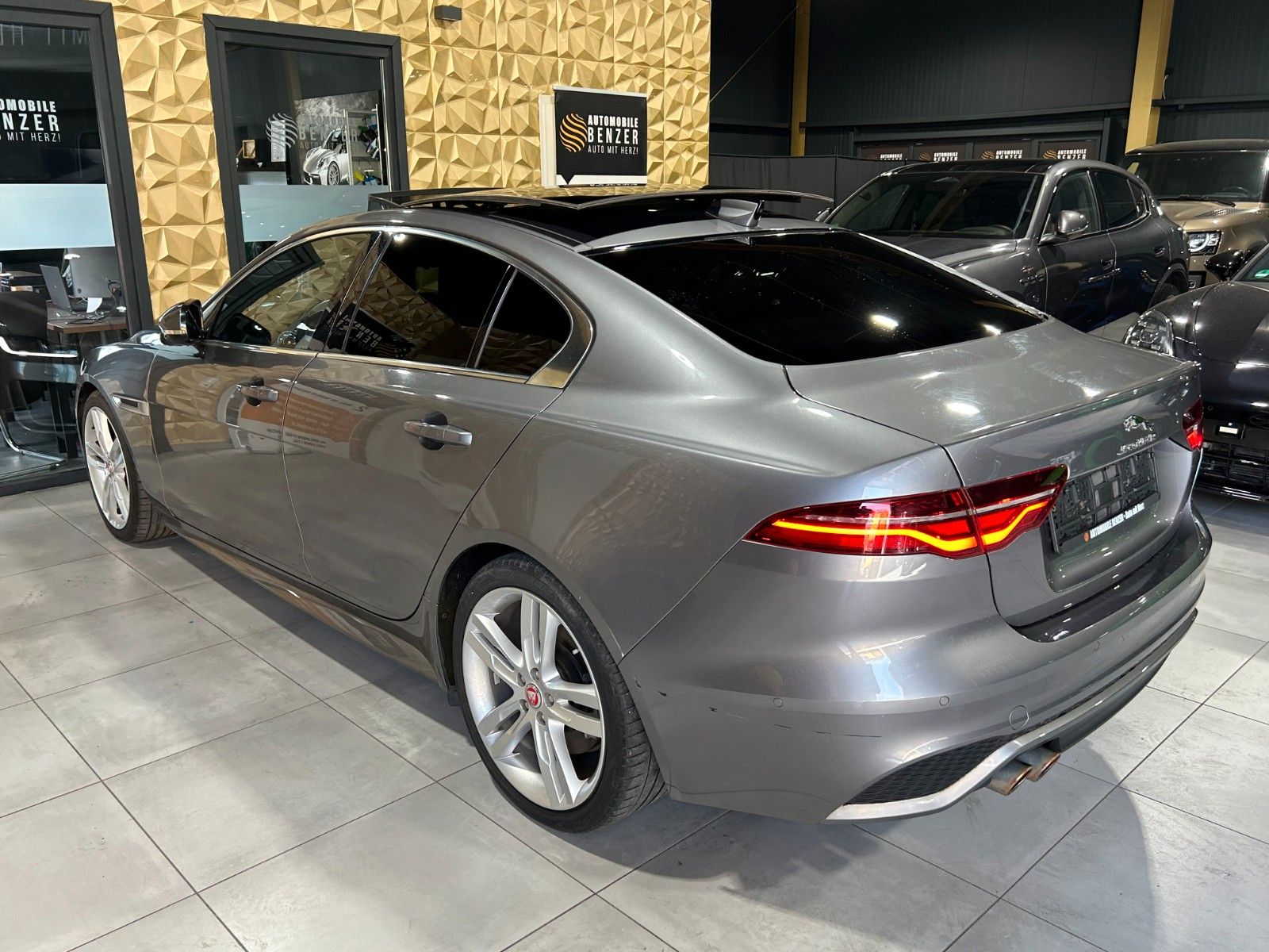 Fahrzeugabbildung Jaguar XE R-Dynamic SE AWD/HEAD-UP/KAMERA/NAVI/APPLE