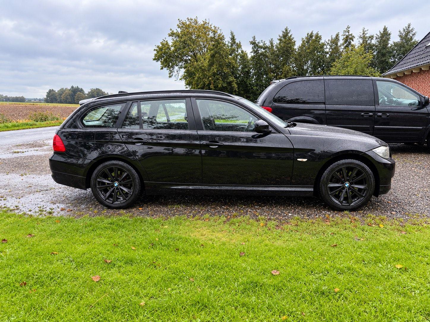 BMW 318 2012 — салон