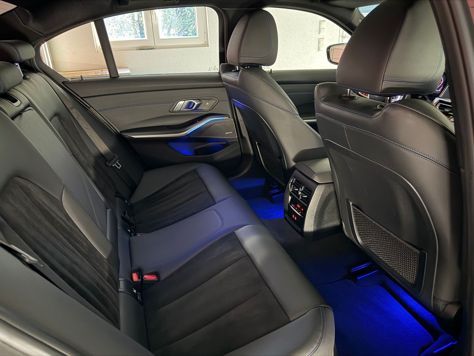 Fahrzeugabbildung BMW 330 i xDrive M SPORT/LASER/H&K/PANO/MEMORY/DE FZ