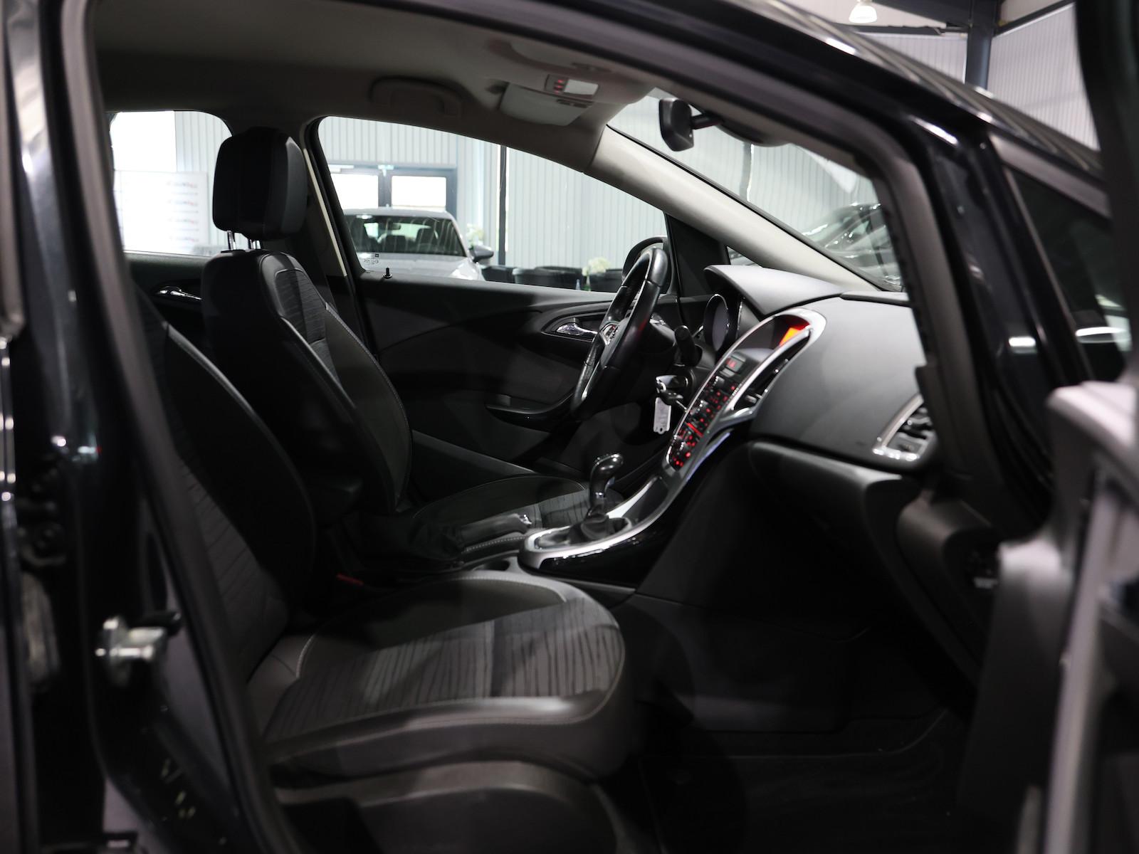 Opel Astra J 1.6 STYLE / LEDER / TEMPOMAT / PDC / SHZ