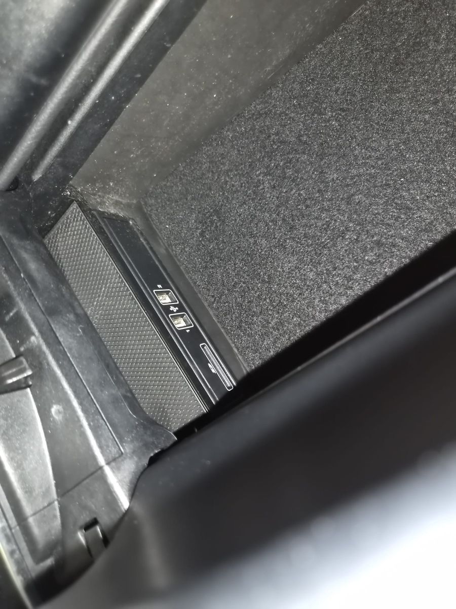 Fahrzeugabbildung Mercedes-Benz C 300 e Limousine/HIGH PERF. / KAMERA / AMG