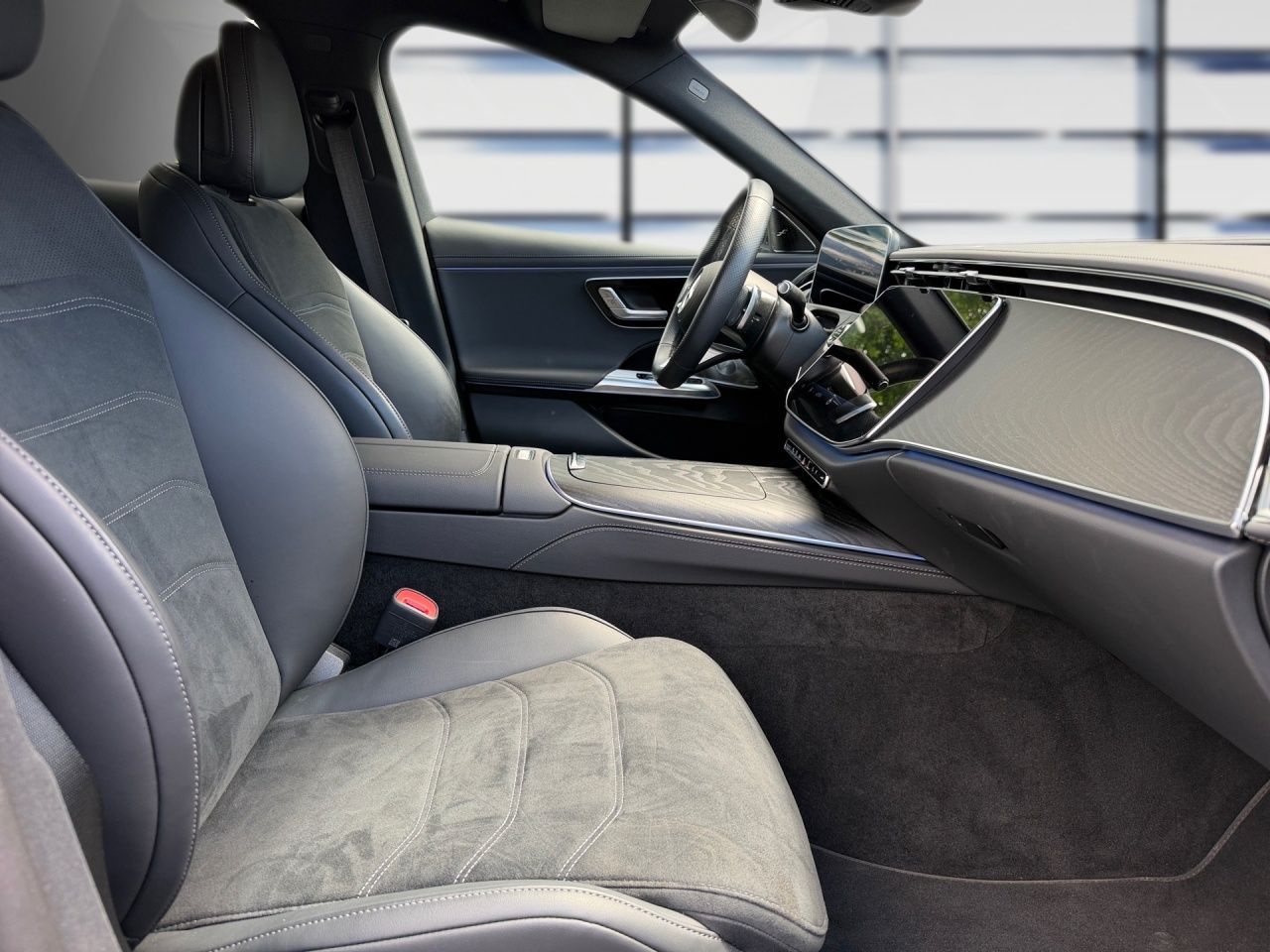 Fahrzeugabbildung Mercedes-Benz E 300 e T Hybrid AMG+AHK+4D BURM+DISTR+TOTW+KEYL