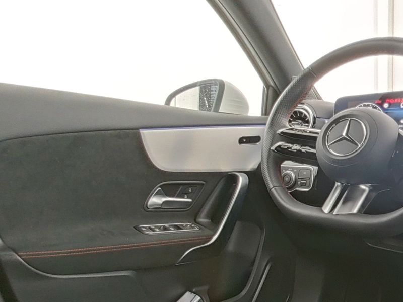 Fahrzeugabbildung Mercedes-Benz A 200 Edition AMG 360°+Distr+Ambi+Keyless+CarPla