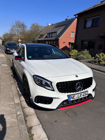 MERCEDES-BENZ GLA 45 AMG PGA Spoiler Aero Pano Sound 360 grad