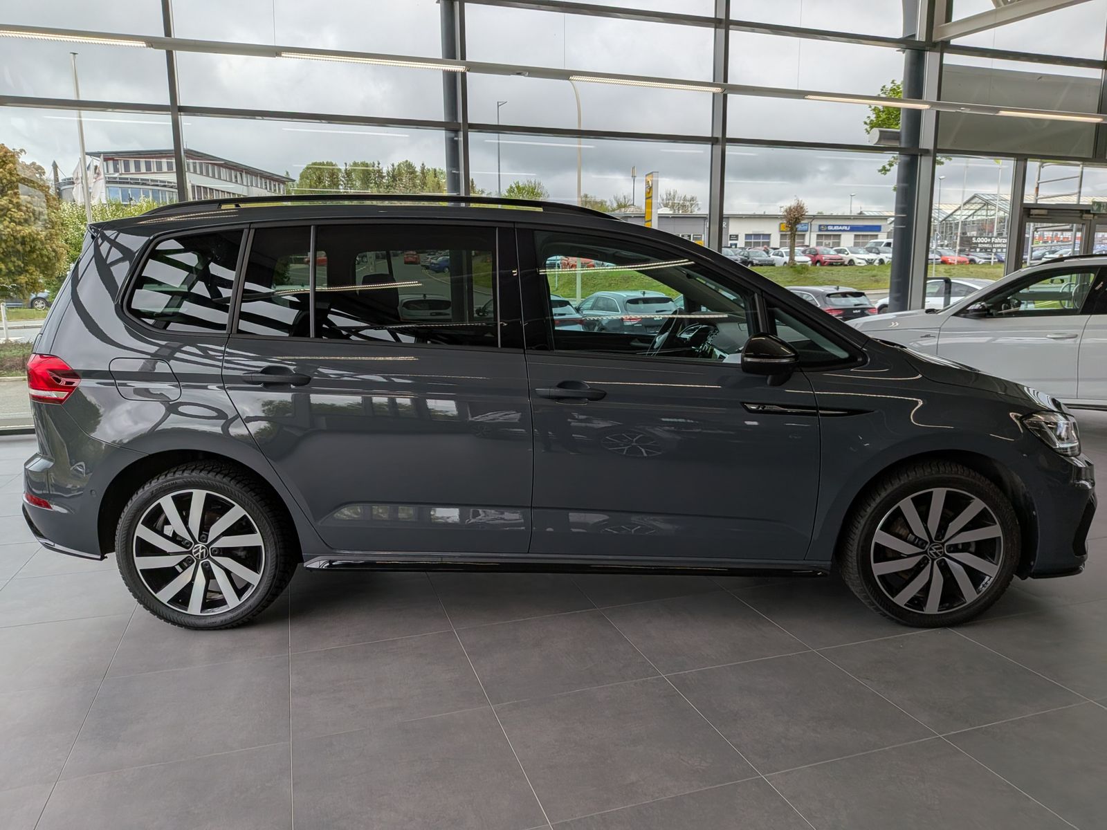 Fahrzeugabbildung Volkswagen Touran 2.0 DSG R-Line High Pano 7-Si IQ AHK VOLL