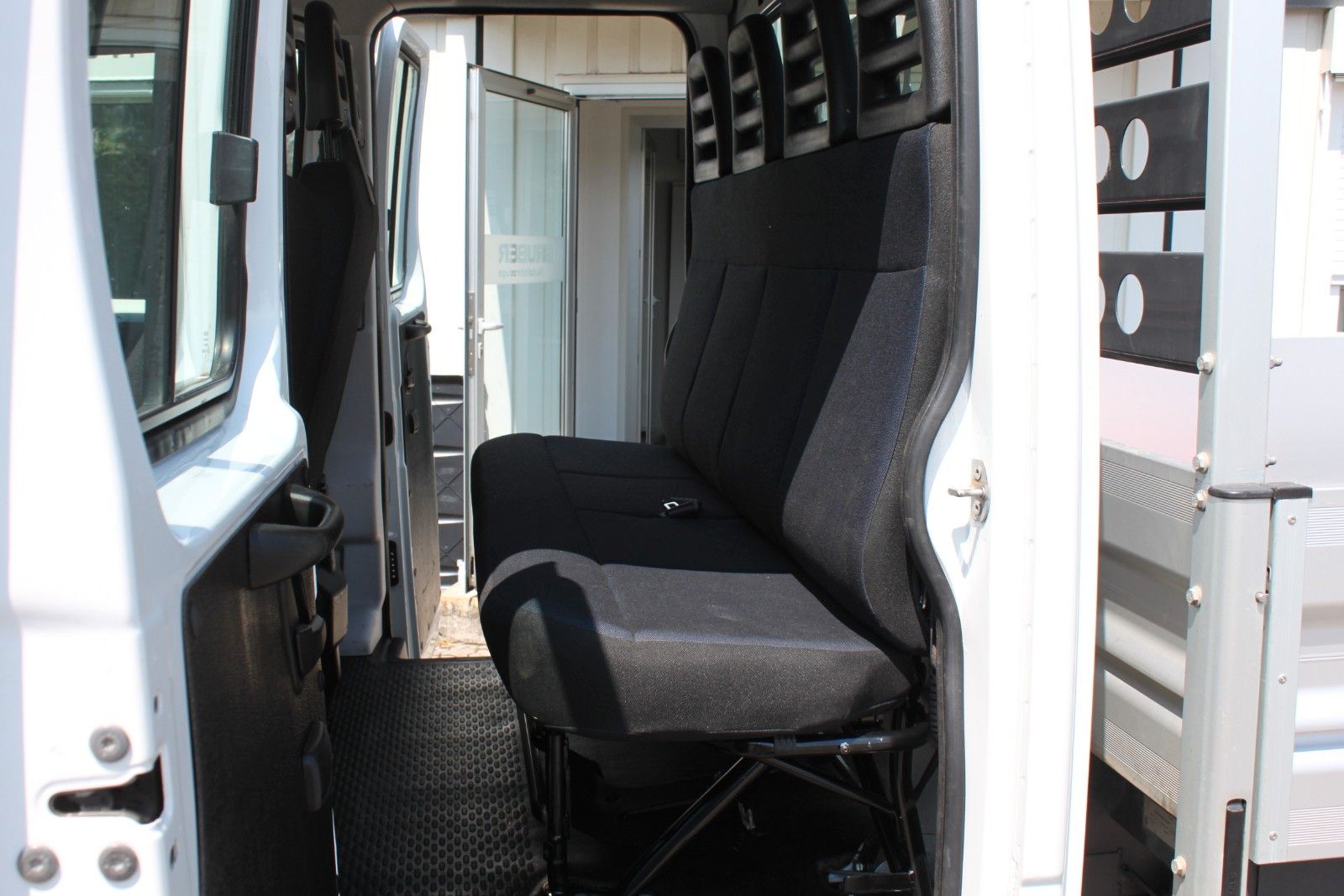 Fahrzeugabbildung Iveco Daily DoKa 35S14Kipper/Webasto