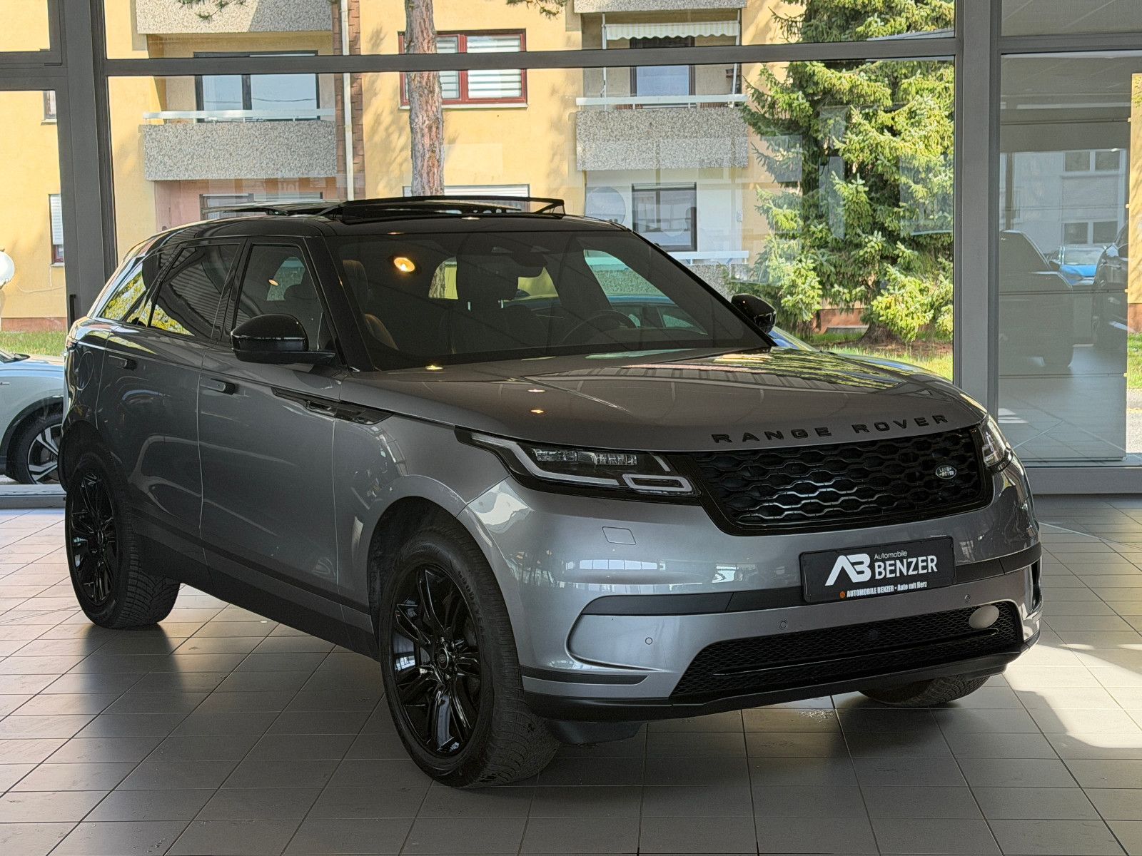 Fahrzeugabbildung Land Rover Range Rover Velar Hybrid S P400e /PANO/MERIDIAN/