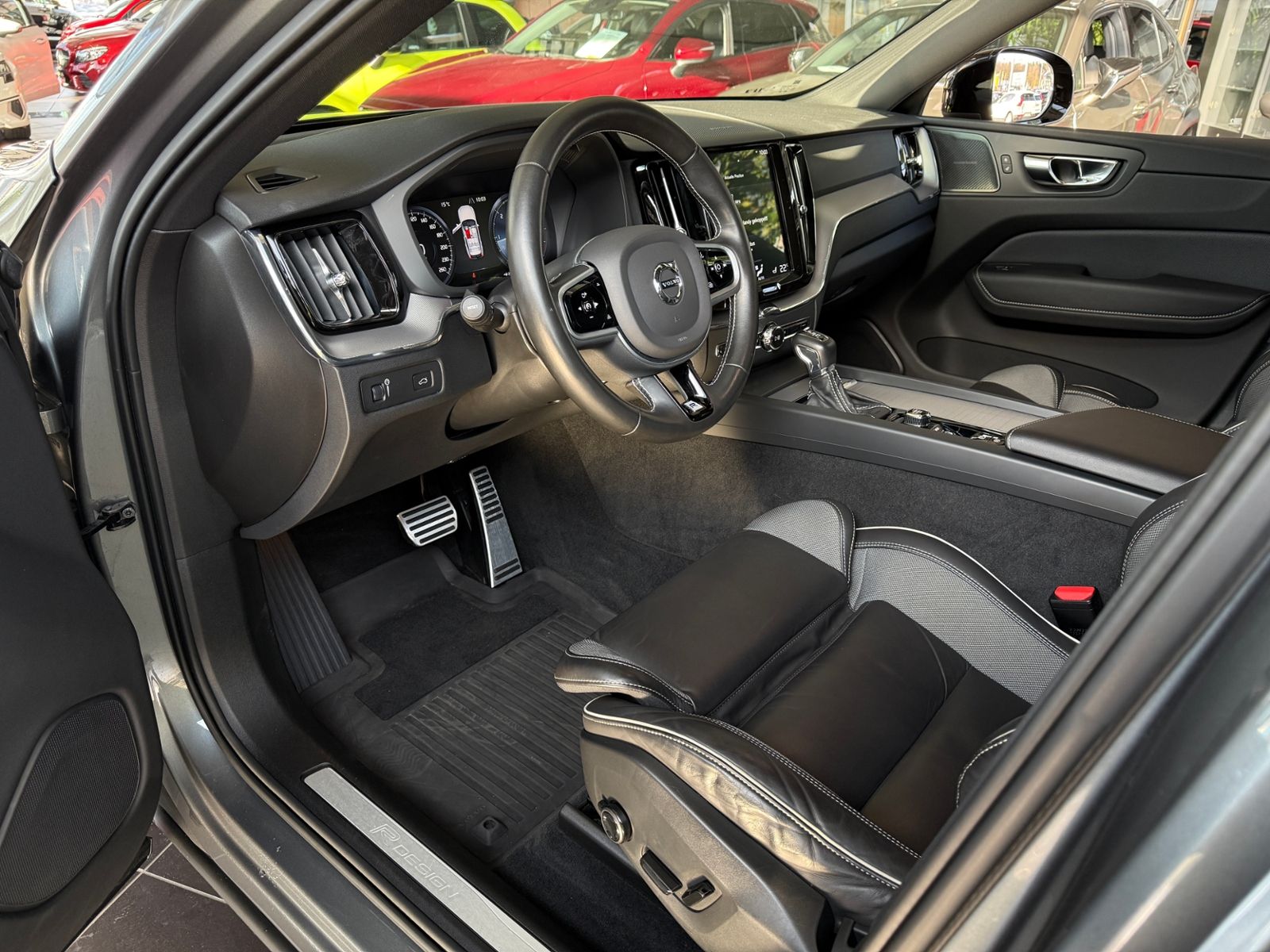 Fahrzeugabbildung Volvo XC60 R Design AHK H/K KAM LED