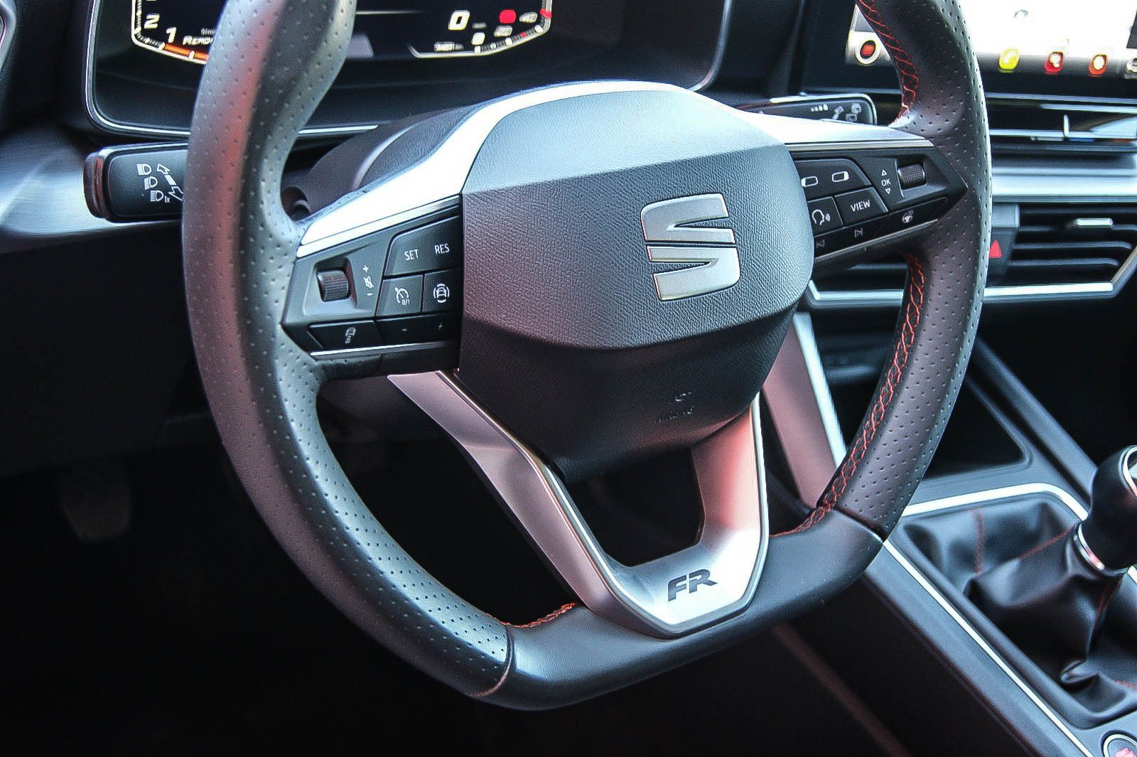 Fahrzeugabbildung SEAT Leon Sportstourer 1.5 FR VIRTUAL KAMERA ACC LED