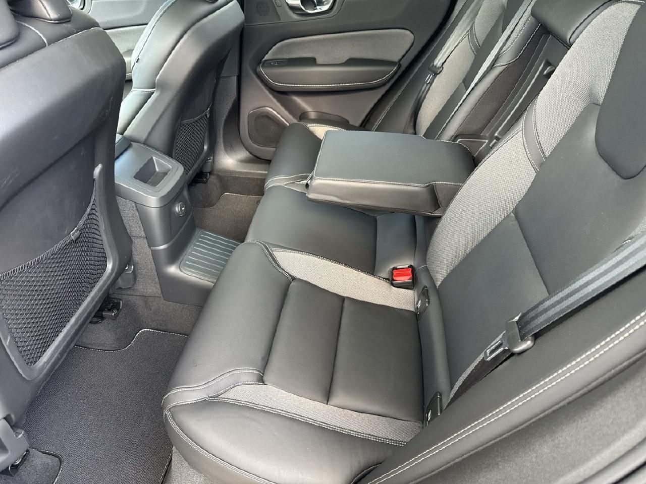 Fahrzeugabbildung Volvo XC60 R Design Recharge Plug-In Hybrid AWD